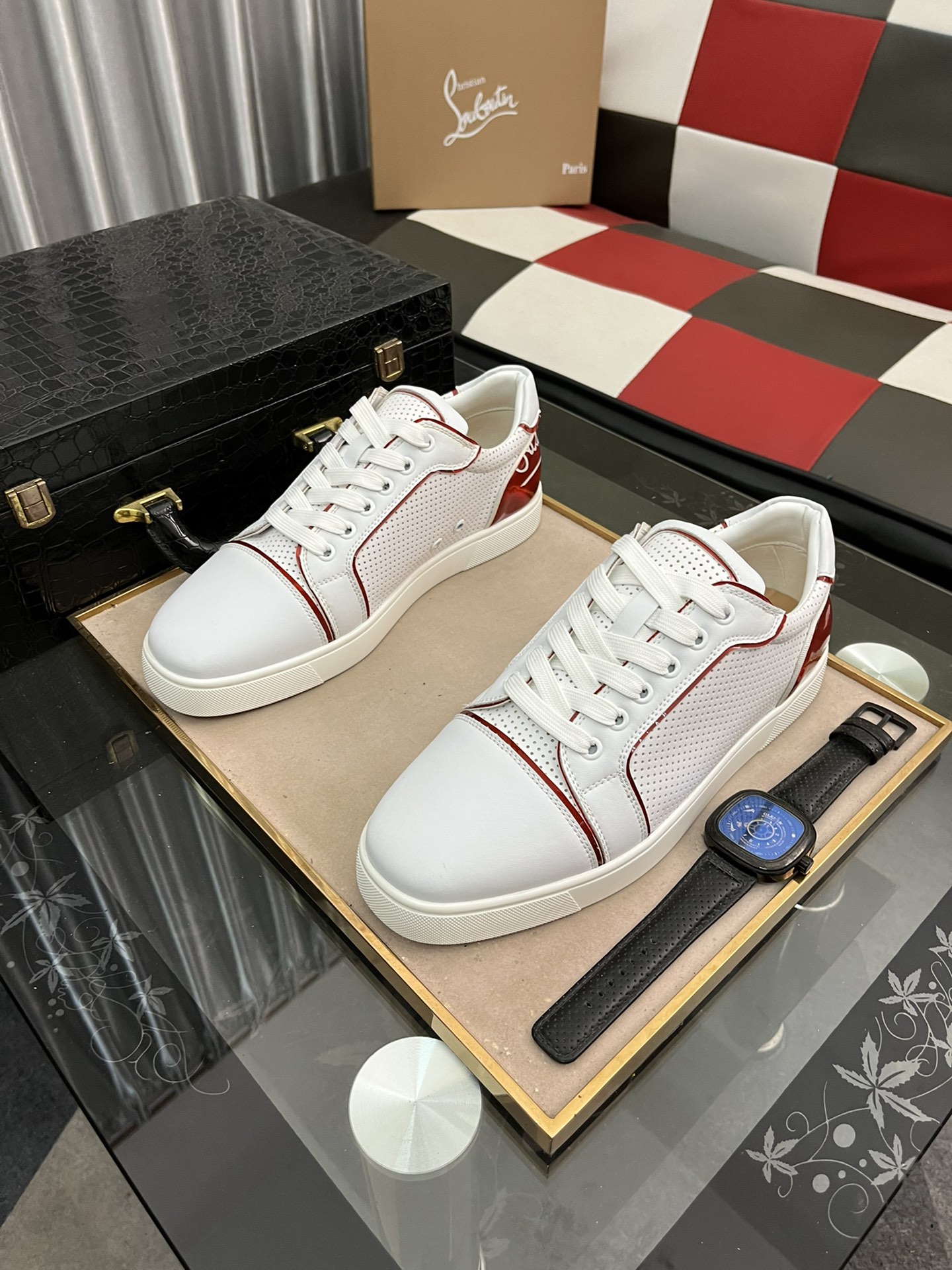 P210⌚️⌚️christian louboutin（CL红底鞋）系列工厂 款式齐全 ，休闲板鞋📢 📢 📢 独家热款发布🎈🎈💪活动乳胶垫脚 全套包装 ，全球供货😝 【顶级版】：原版进口牛皮鞋面，原版水染牛皮内里，原版开模tpu大底，原版1:1细节处理，原版鞋楦，码数：38-45、