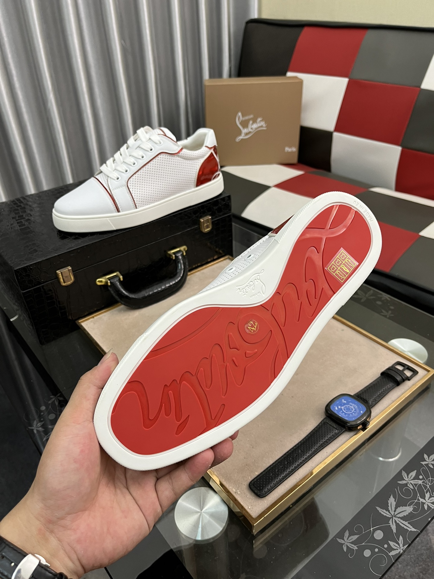 P210⌚️⌚️christian louboutin（CL红底鞋）系列工厂 款式齐全 ，休闲板鞋📢 📢 📢 独家热款发布🎈🎈💪活动乳胶垫脚 全套包装 ，全球供货😝 【顶级版】：原版进口牛皮鞋面，原版水染牛皮内里，原版开模tpu大底，原版1:1细节处理，原版鞋楦，码数：38-45、