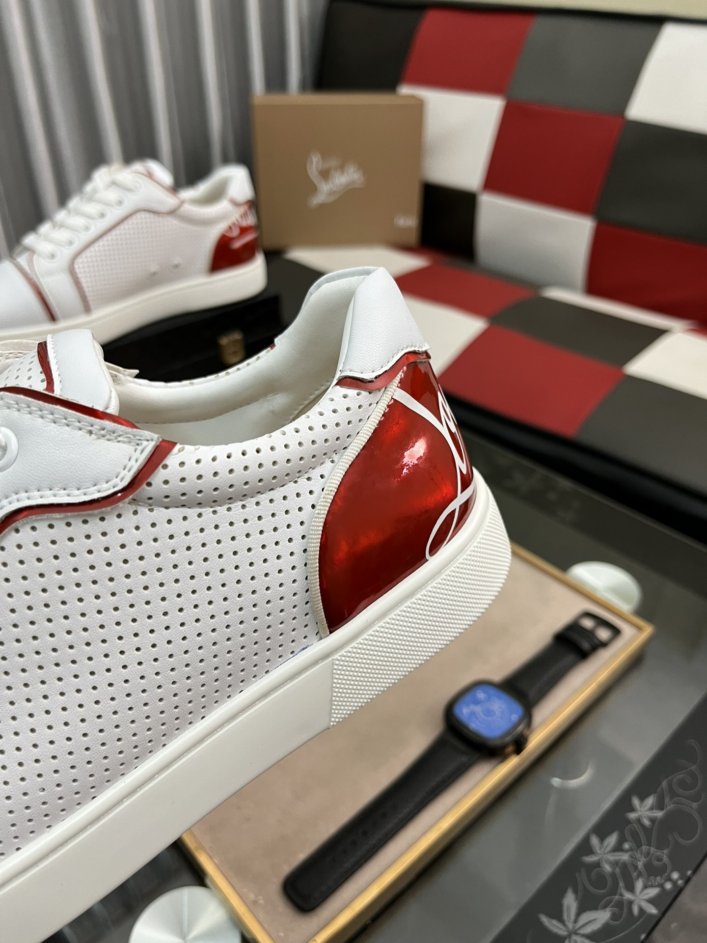 P210⌚️⌚️christian louboutin（CL红底鞋）系列工厂 款式齐全 ，休闲板鞋📢 📢 📢 独家热款发布🎈🎈💪活动乳胶垫脚 全套包装 ，全球供货😝 【顶级版】：原版进口牛皮鞋面，原版水染牛皮内里，原版开模tpu大底，原版1:1细节处理，原版鞋楦，码数：38-45、