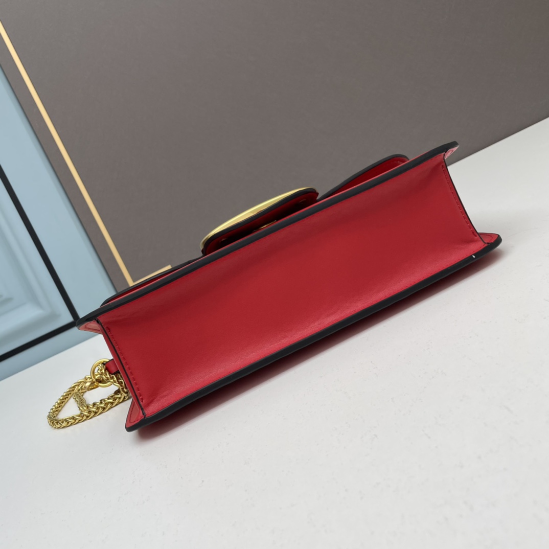 经典包袋升级，占据街头焦点。标志性铆钉点缀包身与包带，再来点新颜色瞧瞧，解锁无限搭配可能！金属链条和细腻