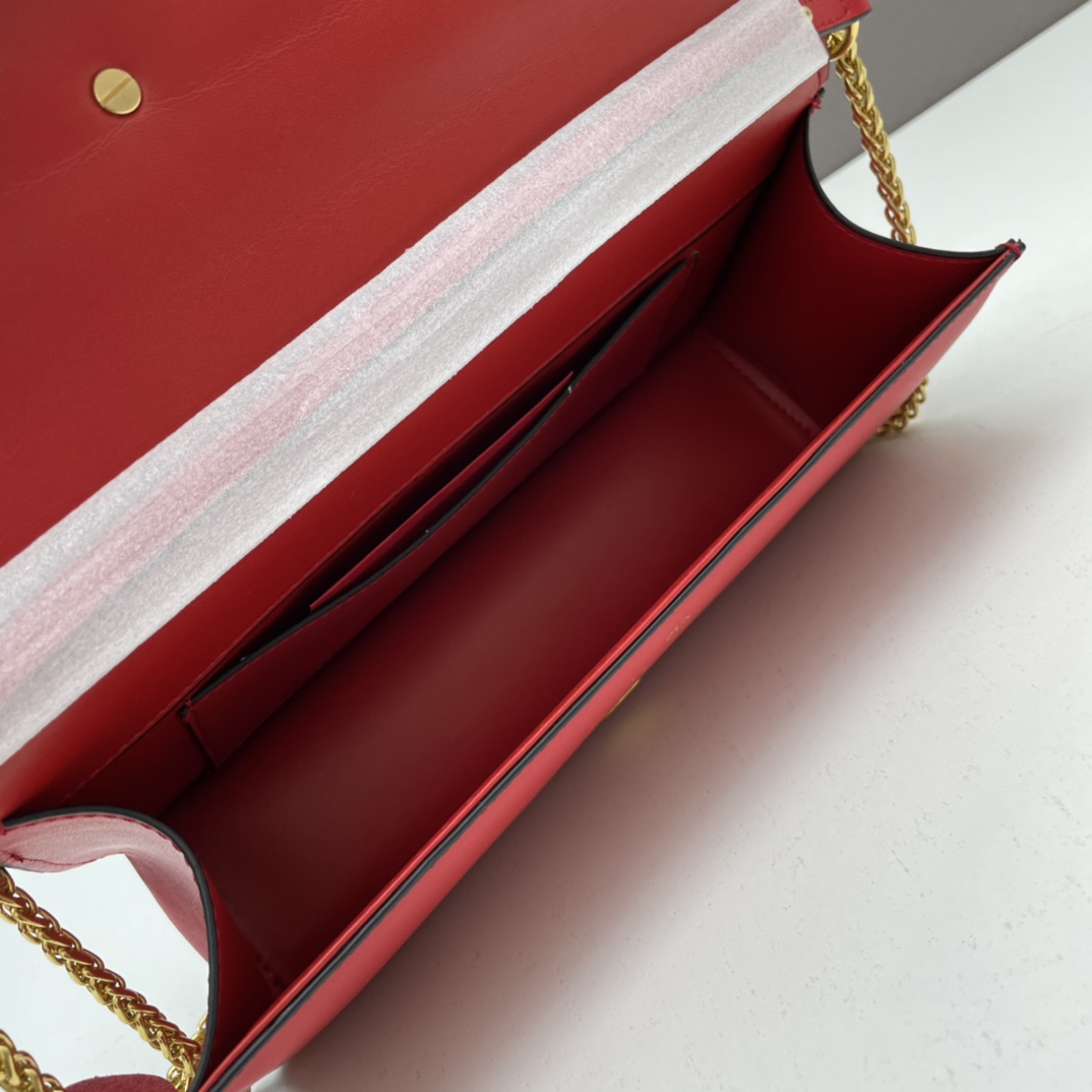 经典包袋升级，占据街头焦点。标志性铆钉点缀包身与包带，再来点新颜色瞧瞧，解锁无限搭配可能！金属链条和细腻