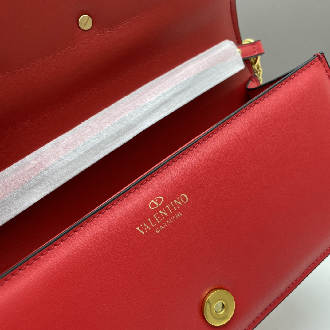 经典包袋升级，占据街头焦点。标志性铆钉点缀包身与包带，再来点新颜色瞧瞧，解锁无限搭配可能！金属链条和细腻