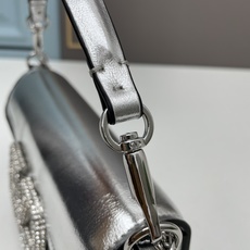 小号VALENTINO MINI LOCÒ仿水晶装饰手袋-VLogo Signature施华洛世奇®仿水 小号VALENTINO MINI LOCÒ仿水晶装饰手袋-VLogo Signature施华洛世奇®仿水