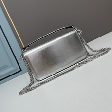 小号VALENTINO MINI LOCÒ仿水晶装饰手袋-VLogo Signature施华洛世奇®仿水 小号VALENTINO MINI LOCÒ仿水晶装饰手袋-VLogo Signature施华洛世奇®仿水