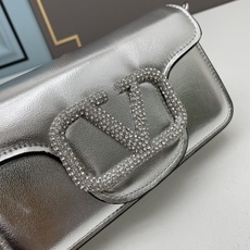 小号VALENTINO MINI LOCÒ仿水晶装饰手袋-VLogo Signature施华洛世奇®仿水 小号VALENTINO MINI LOCÒ仿水晶装饰手袋-VLogo Signature施华洛世奇®仿水