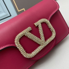 小号VALENTINO MINI LOCÒ仿水晶装饰手袋-VLogo Signature施华洛世奇®仿水 小号VALENTINO MINI LOCÒ仿水晶装饰手袋-VLogo Signature施华洛世奇®仿水