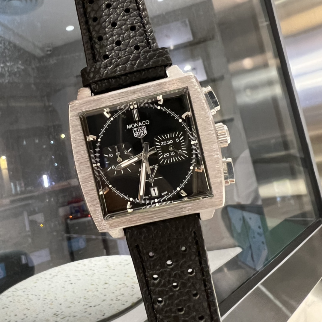Tagheuer F1 Formula World Champion Limited Edition Men’s Wristwatch with Swiss Core.