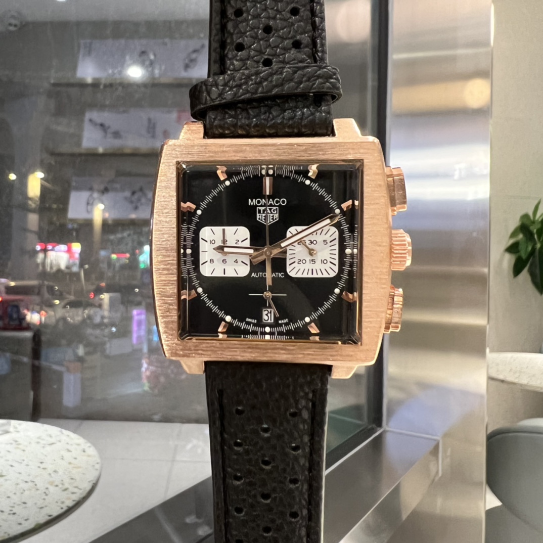Limited Edition Tag Heuer F1 Fangio World Champion Watch with Six-Inch Calendar