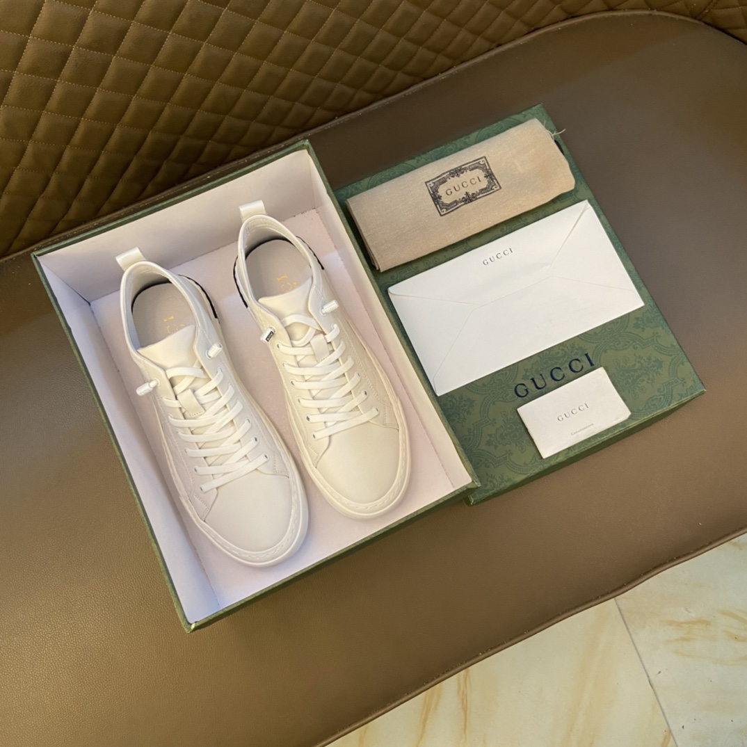 J0   官网爆款Gucci  古奇 高版本～”青年休闲潮人风 男士2022专柜同步发售，夏季男鞋 意大利进口原版品牌精选头层柔软牛皮 牛皮内里。 拒绝脱色磨脚鞋底 原厂特供原版底，法国风格 ，原单品质 超舒服原版底 驾车完美。实物拍摄实物更赞 适合户外司机驾车出行 高品质板鞋，跑步鞋 男鞋码数 38-44 45定做。白色