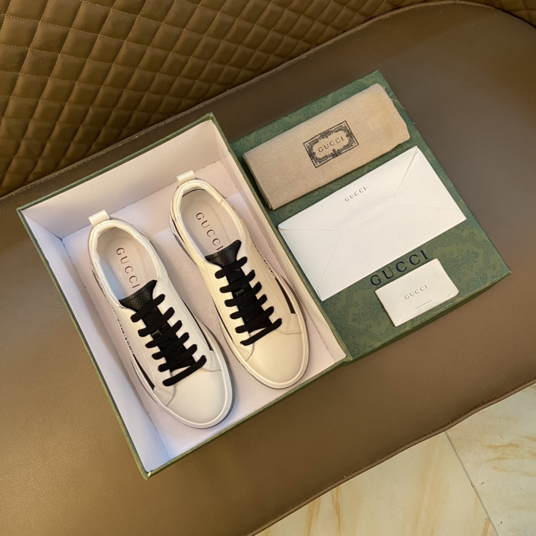 J0   官网爆款Gucci  古奇 高版本～”青年休闲潮人风 男士2022专柜同步发售，夏季男鞋 意大利进口原版品牌精选头层柔软牛皮 羊皮内里。 拒绝脱色磨脚鞋底 原厂特供原版底，法国风格 ，原单品质 超舒服原版底 驾车完美。实物拍摄实物更赞 适合户外司机驾车出行 高品质板鞋，跑步鞋 男鞋码数 38-44 45定做。白红色 白黑色。长期供天猫，淘宝热卖