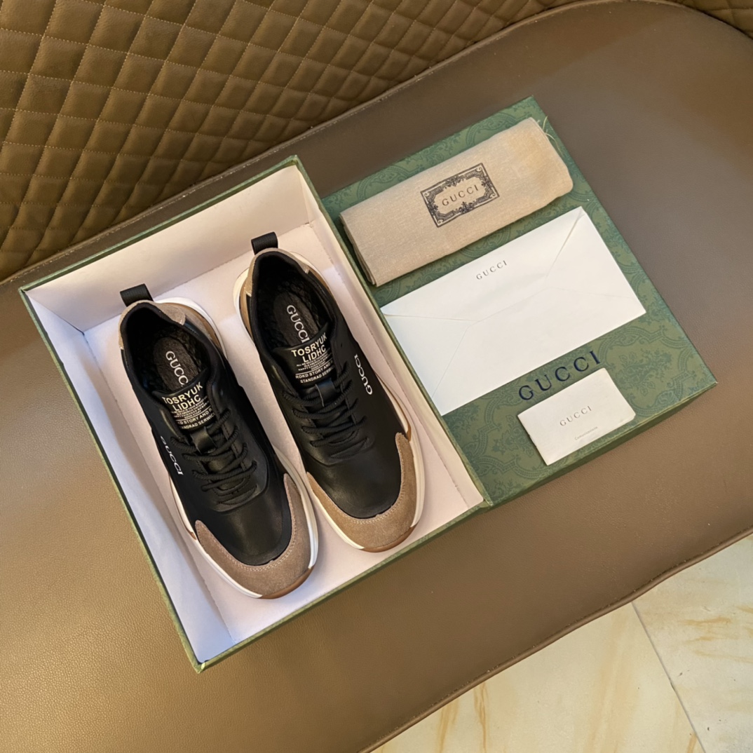 J0   官网爆款Gucci  古奇 高版本～”青年休闲潮人风 男士2022专柜同步发售，夏季男鞋 意大利进口原版品牌精选头层柔软牛皮 羊皮内里。 拒绝脱色磨脚鞋底 原厂特供原版底，法国风格 ，原单品质 超舒服原版底 驾车完美。实物拍摄实物更赞 适合户外司机驾车出行 高品质板鞋，跑步鞋 男鞋码数 38-44 45定做。白色 黑色