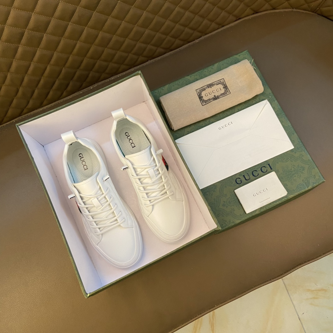 J0   官网爆款Gucci  古奇 高版本～”青年休闲潮人风 男士2022专柜同步发售，夏季男鞋 意大利进口原版品牌精选头层柔软牛皮 羊皮内里。 拒绝脱色磨脚鞋底 原厂特供原版底，法国风格 ，原单品质 超舒服原版底 驾车完美。实物拍摄实物更赞 适合户外司机驾车出行 高品质板鞋，跑步鞋 男鞋码数 38-44 45定做。白色