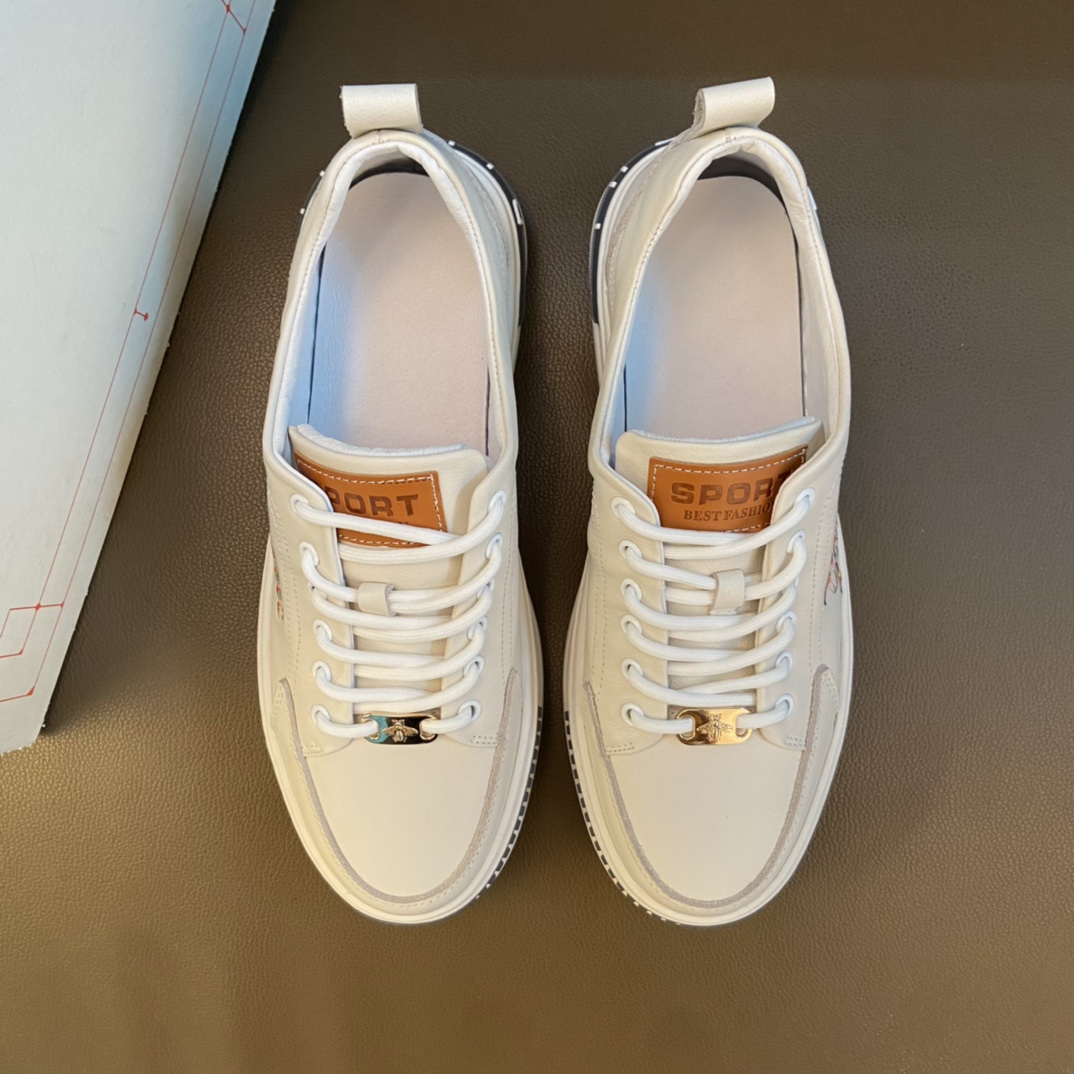 改版字母MY  款：高品质迪士尼联乘 欧美大师设计简洁高档大气,专柜品质值得信赖,面料进口顶级牛皮 . 羊皮内里 做工精细,专柜原版大底,上脚舒适百搭,潮男乐福专属定制,小 Alexander McQueen 麦昆  适合司机户外行车 休闲鞋系列之首 男鞋码数：38-44 45可定制 颜色：黑色 白色选  天猫