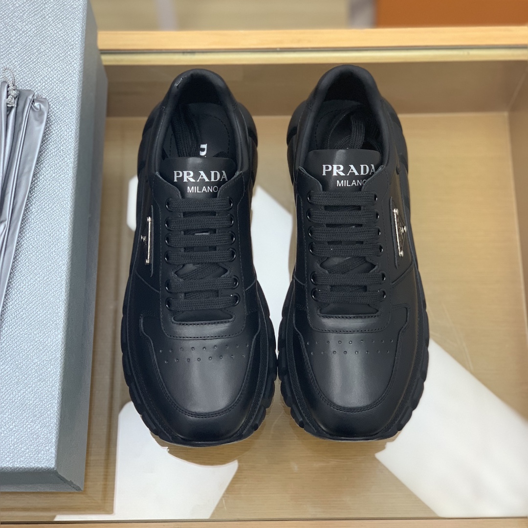 PRADA普拉达   采用柔软的小牛皮男士运动鞋
