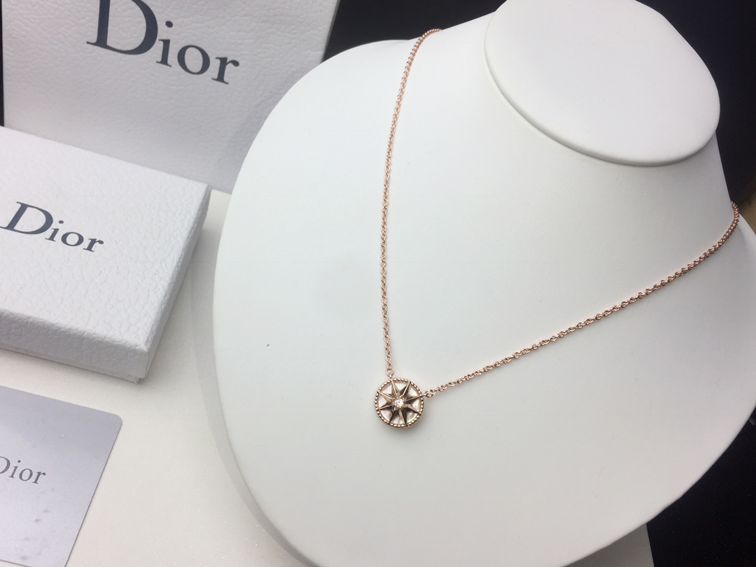 DIOR罗盘项链Victoiredecastellane以风玫瑰造型重新演绎Dior先生的幸运星-八芒星
