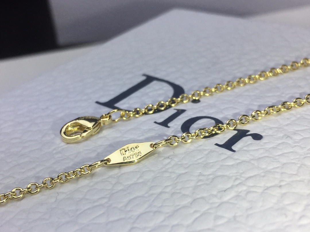 DIOR罗盘项链Victoiredecastellane以风玫瑰造型重新演绎Dior先生的幸运星-八芒星