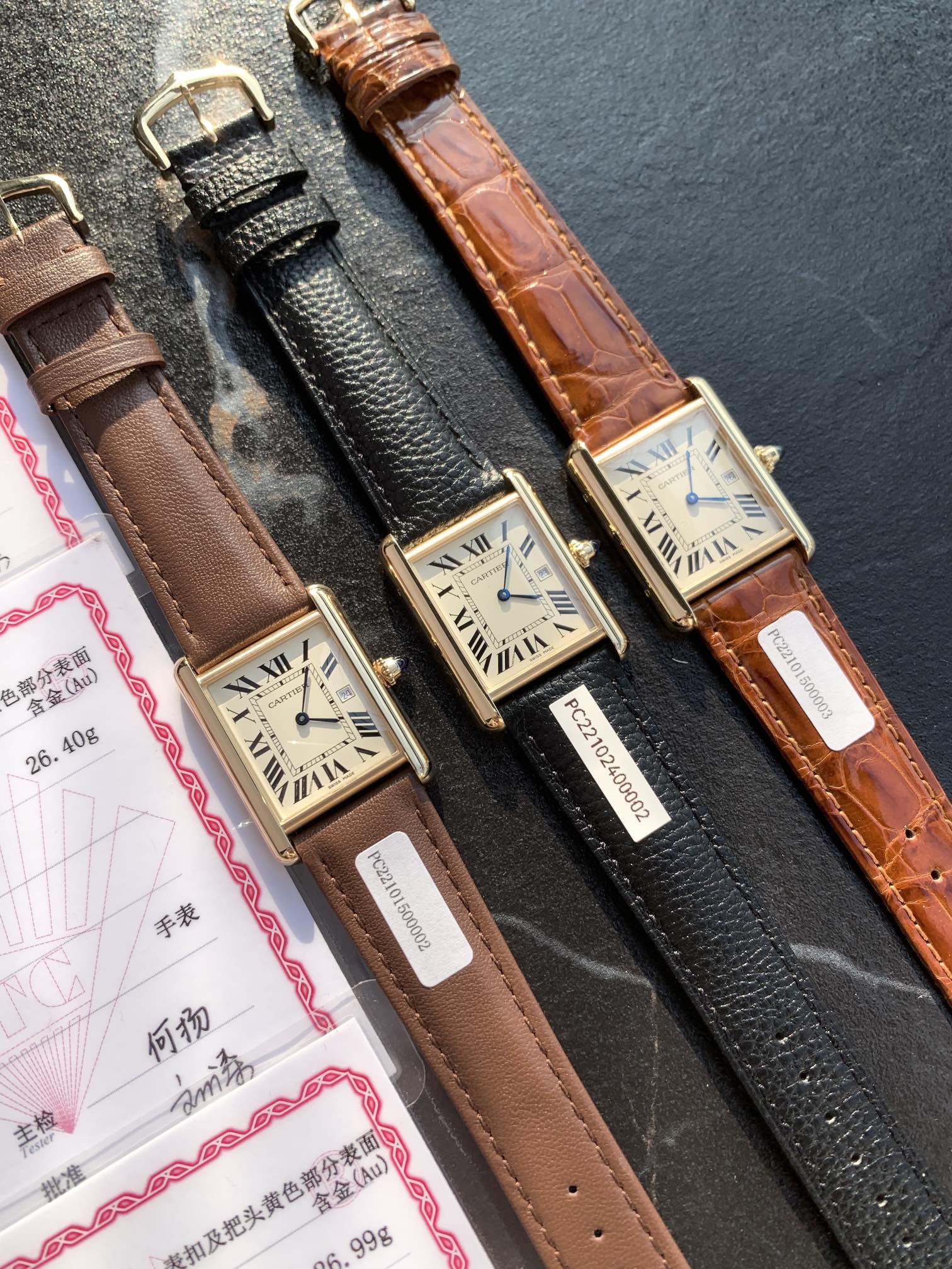 NO:142554,Spot new original single Cartier tank, the representative work of the CARTIER-Tank watch family!  Really authentic 18k gold package, matching the testing certificate of China's GTC authoritative organization, one form, one code, one item, one certificate, support re-inspection!  The shell-shaped lines are made of all precious metals (all in gold) and are more rounded and delicate. The original Swiss quartz movement is new size 33.7 x 25.5 mm. This size is just right and has a thickness of 6.35 mm. The easiest way to identify is the conical sapphire on the crown and the calendar display!  The diamond-shaped glass created by special craftsmanship shows a more concave layering. The Roman numerals on the disk are used as the scale to identify the specific time. The pointer uses a blue steel sword needle, and the round bead crown is inlaid with blue synthetic cone gems. Only countless battles can achieve no difference!  The strap is made of imported crocodile leather. They are carefully selected leather. The color pattern is the same as the genuine product. It is waterproof for 30 meters and does not affect secondary sales. It can be returned and exchanged. It is equipped with a counter packaging and shipment. Cartier, cartier, crocodile skin.19860909现货 新款原单卡地亚坦克,CARTIER-Tank腕表家族的代表作！真真正正18k包金,匹配中国GTC权威机构检测证书,一表一码 一物一证,支持复检！采用全贵金属打造（通体包金）壳形线条上更圆润和细腻,瑞士原装石英机芯,新尺寸33.7 x 25.5毫米 这个大小刚刚好合适 厚度6.35毫米.最容易识别的方法则是表冠上偏圆锥形的蓝宝石还有日历显示！特殊工艺打造的菱形玻璃更凹显层次感.盘面罗马数字时标,内圈的轨道作为识别具体时间的刻度,指针采用蓝钢剑针,圆珠型表冠上面镶嵌着蓝色合成圆锥宝石.无数次的交手,才能做到分毫无差！表带采用进口鳄鱼皮 都是经过精挑细选的皮质 颜色纹路同正品一毛一样 生活防水30米 不影响二次销售可退换 配专柜包装出货,,cartier,cartier,crocodile skin,Watch