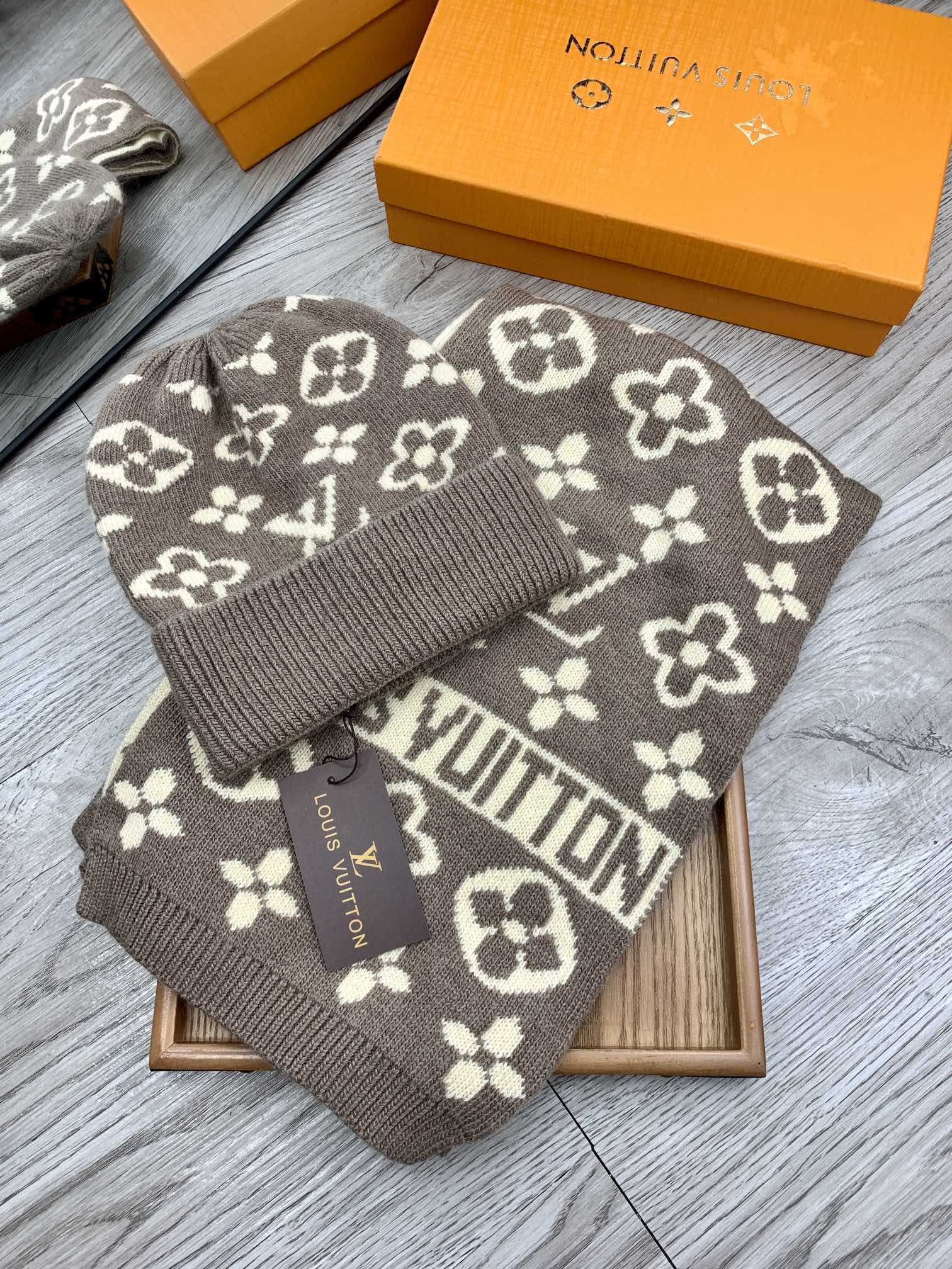 🌹。L家。【羊毛套装帽子】经典套装帽子！帽子➕围巾！材质：70%羊毛➕30%兔毛。暖暖哒超级舒服～冬日小姐姐减龄神器哦～