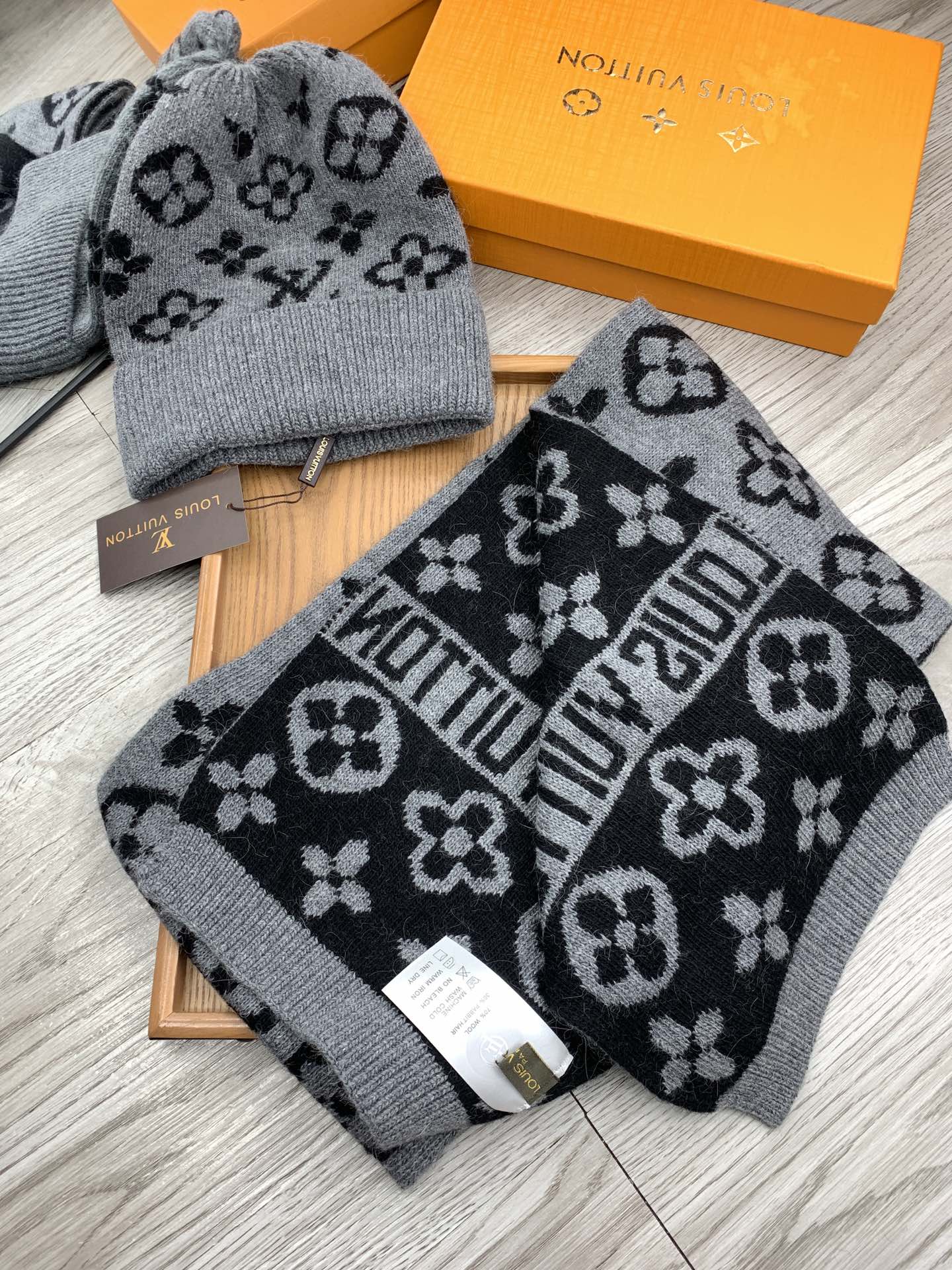 🌹。L家。【羊毛套装帽子】经典套装帽子！帽子➕围巾！材质：70%羊毛➕30%兔毛。暖暖哒超级舒服～冬日小姐姐减龄神器哦～