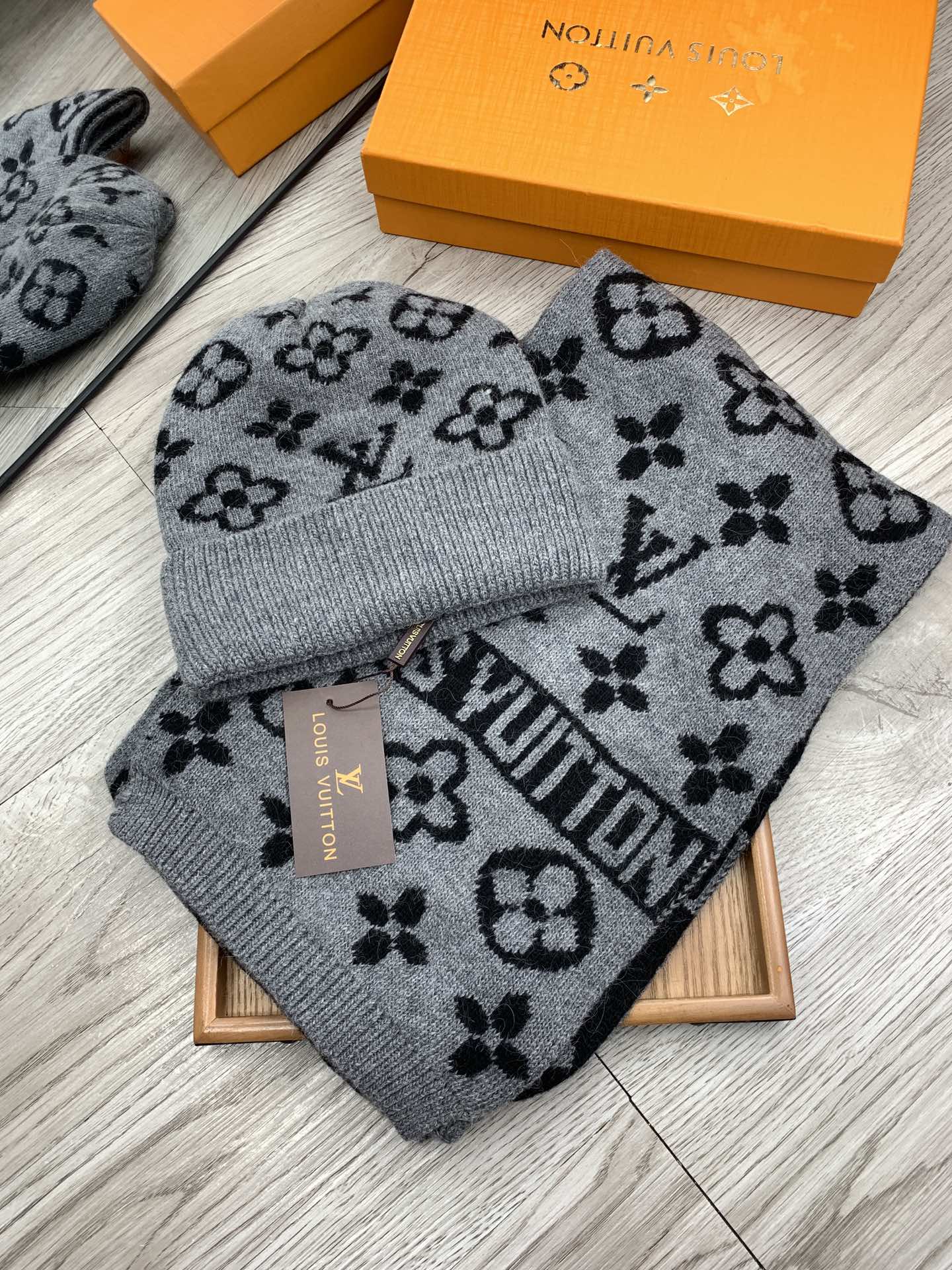 🌹。L家。【羊毛套装帽子】经典套装帽子！帽子➕围巾！材质：70%羊毛➕30%兔毛。暖暖哒超级舒服～冬日小姐姐减龄神器哦～