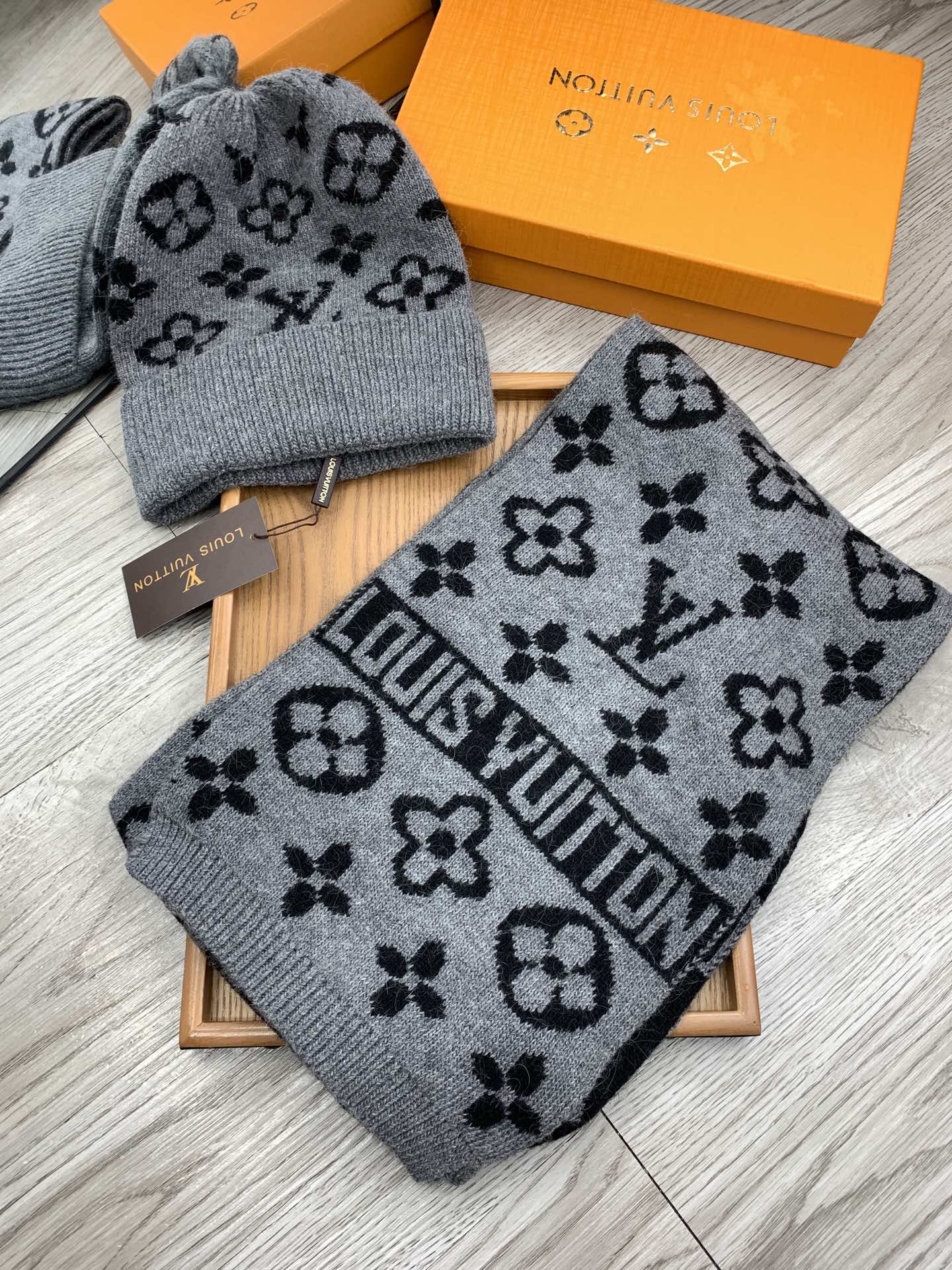 🌹。L家。【羊毛套装帽子】经典套装帽子！帽子➕围巾！材质：70%羊毛➕30%兔毛。暖暖哒超级舒服～冬日小姐姐减龄神器哦～
