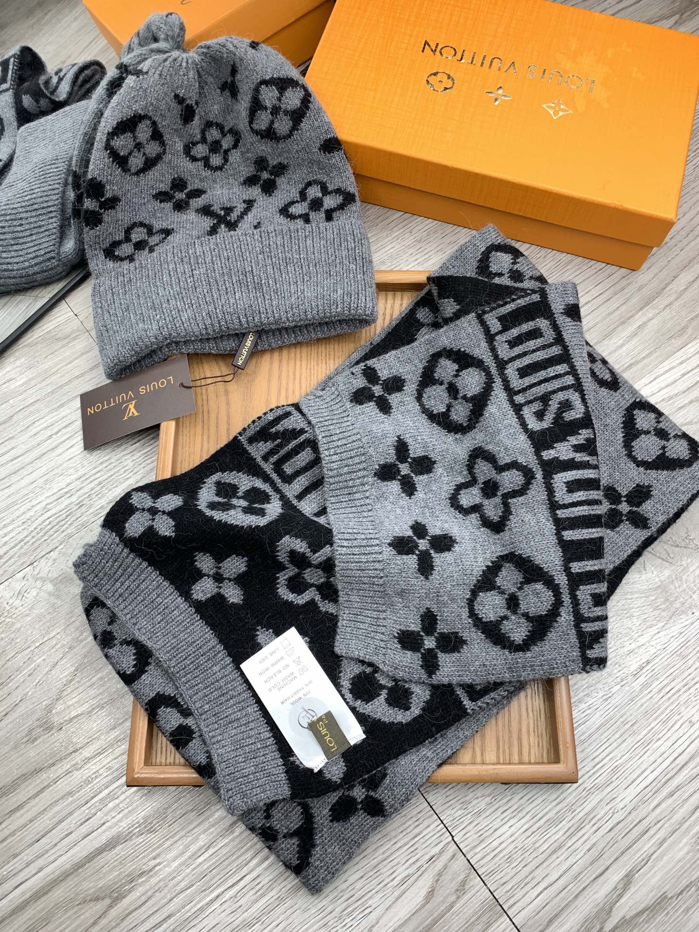 🌹。L家。【羊毛套装帽子】经典套装帽子！帽子➕围巾！材质：70%羊毛➕30%兔毛。暖暖哒超级舒服～冬日小姐姐减龄神器哦～