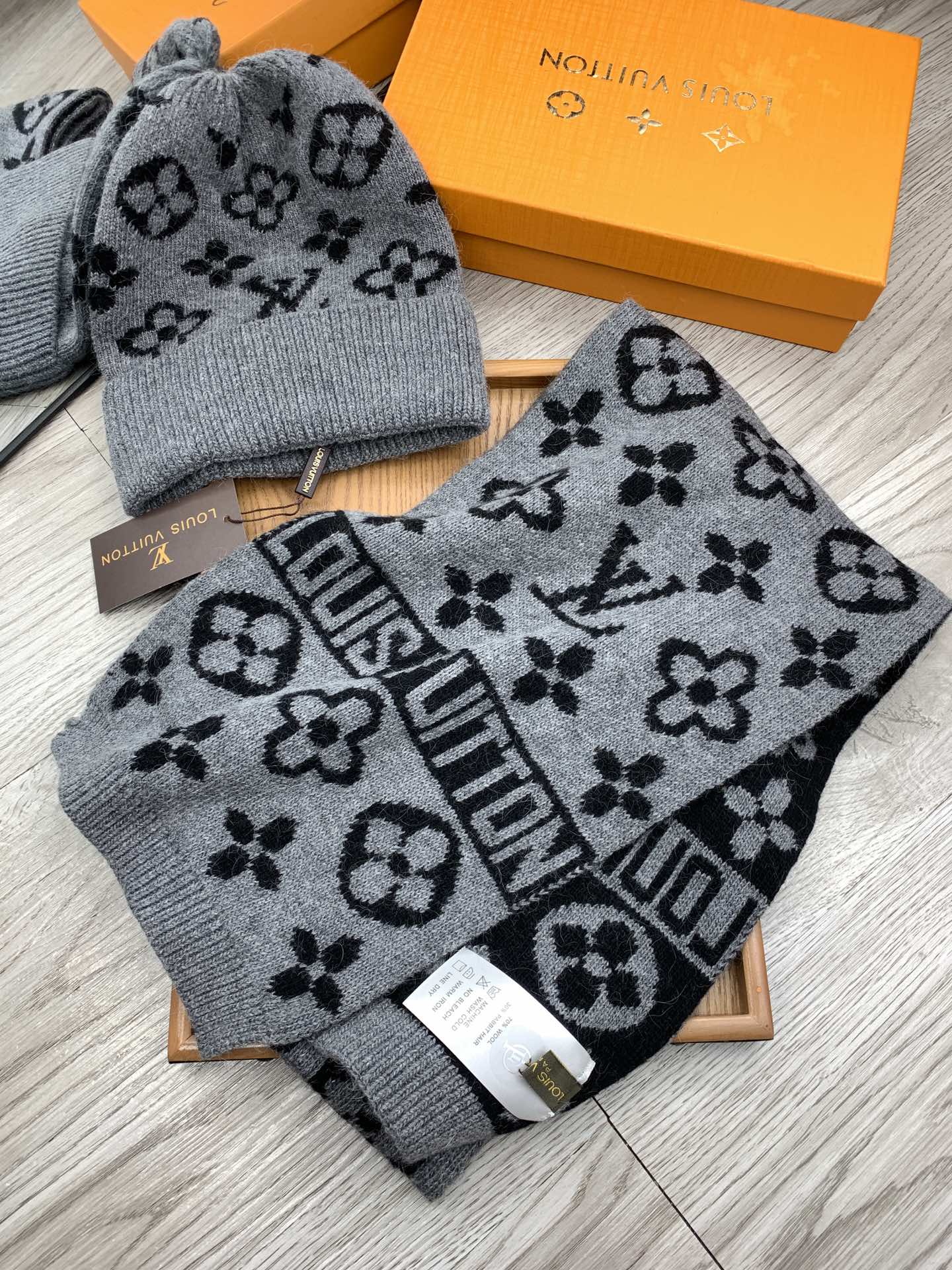 🌹。L家。【羊毛套装帽子】经典套装帽子！帽子➕围巾！材质：70%羊毛➕30%兔毛。暖暖哒超级舒服～冬日小姐姐减龄神器哦～