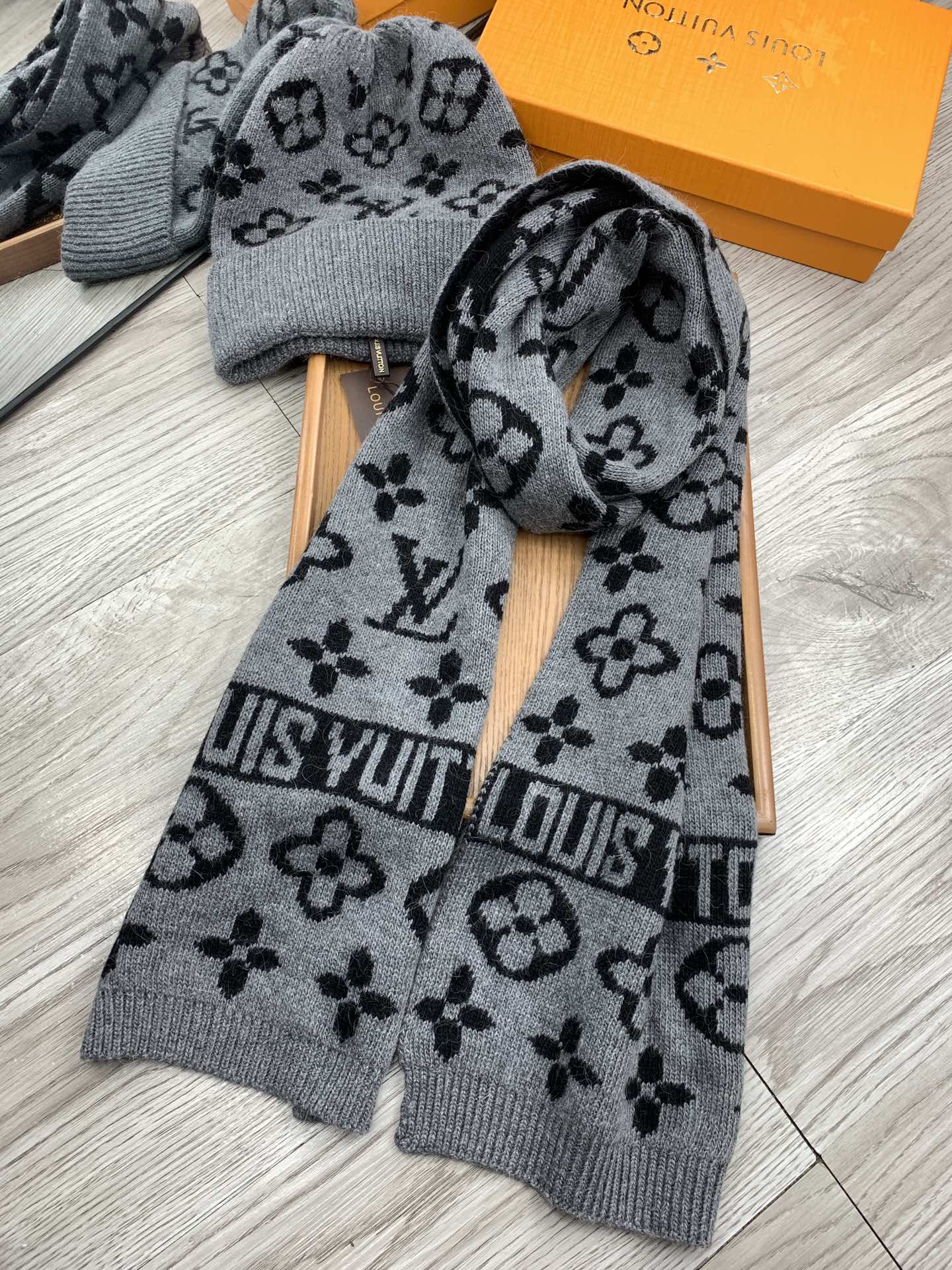 🌹。L家。【羊毛套装帽子】经典套装帽子！帽子➕围巾！材质：70%羊毛➕30%兔毛。暖暖哒超级舒服～冬日小姐姐减龄神器哦～