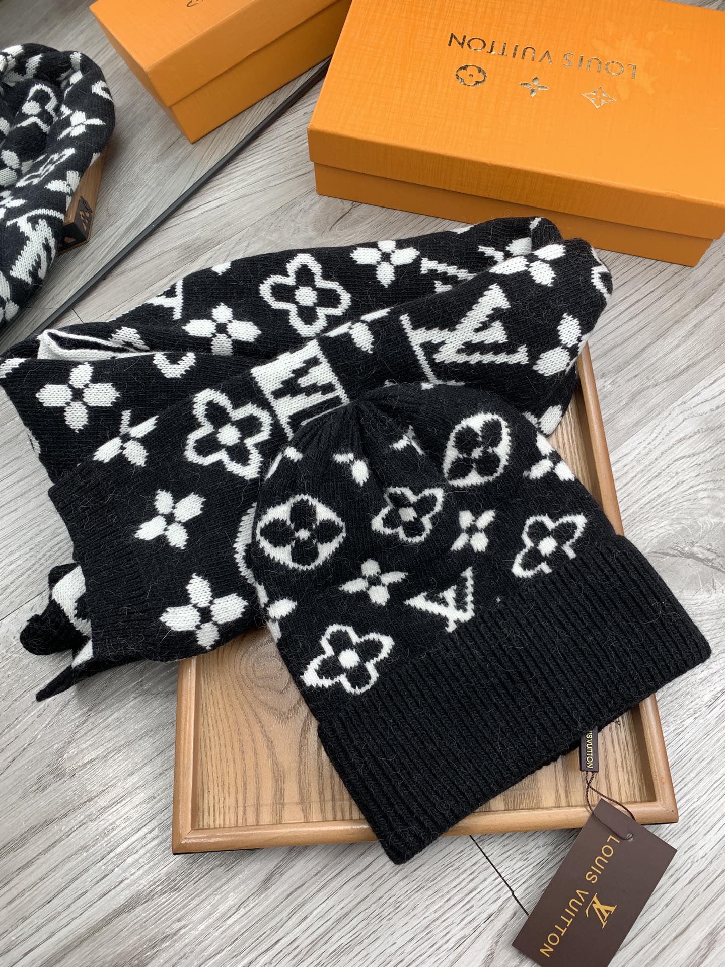 🌹。L家。【羊毛套装帽子】经典套装帽子！帽子➕围巾！材质：70%羊毛➕30%兔毛。暖暖哒超级舒服～冬日小姐姐减龄神器哦～