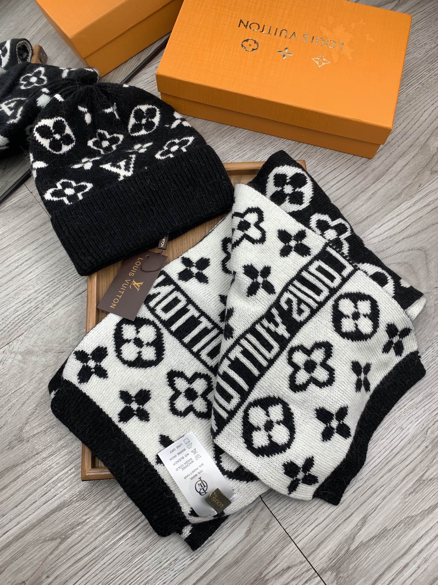 🌹。L家。【羊毛套装帽子】经典套装帽子！帽子➕围巾！材质：70%羊毛➕30%兔毛。暖暖哒超级舒服～冬日小姐姐减龄神器哦～