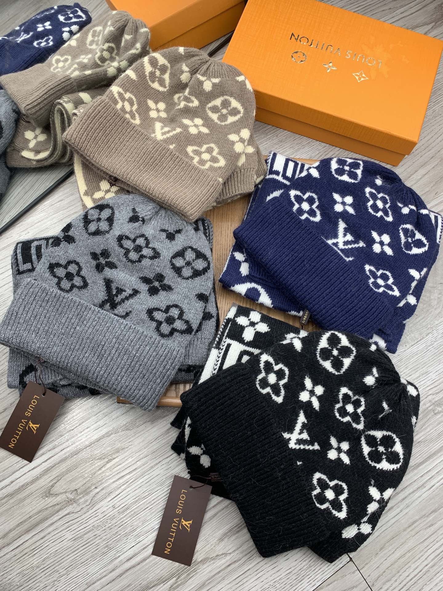 🌹。L家。【羊毛套装帽子】经典套装帽子！帽子➕围巾！材质：70%羊毛➕30%兔毛。暖暖哒超级舒服～冬日小姐姐减龄神器哦～