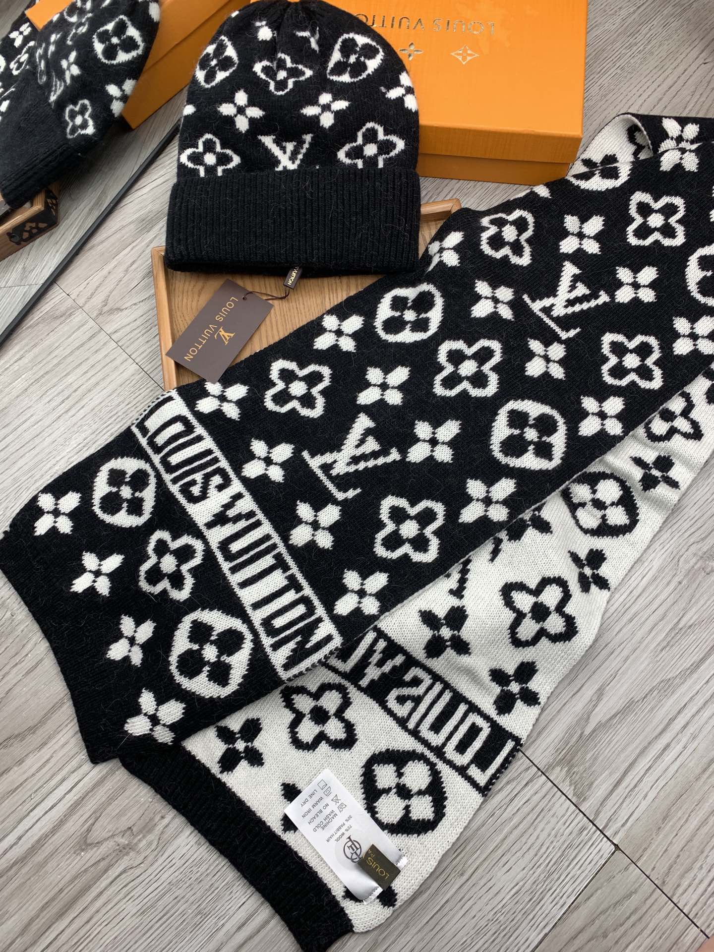 🌹。L家。【羊毛套装帽子】经典套装帽子！帽子➕围巾！材质：70%羊毛➕30%兔毛。暖暖哒超级舒服～冬日小姐姐减龄神器哦～