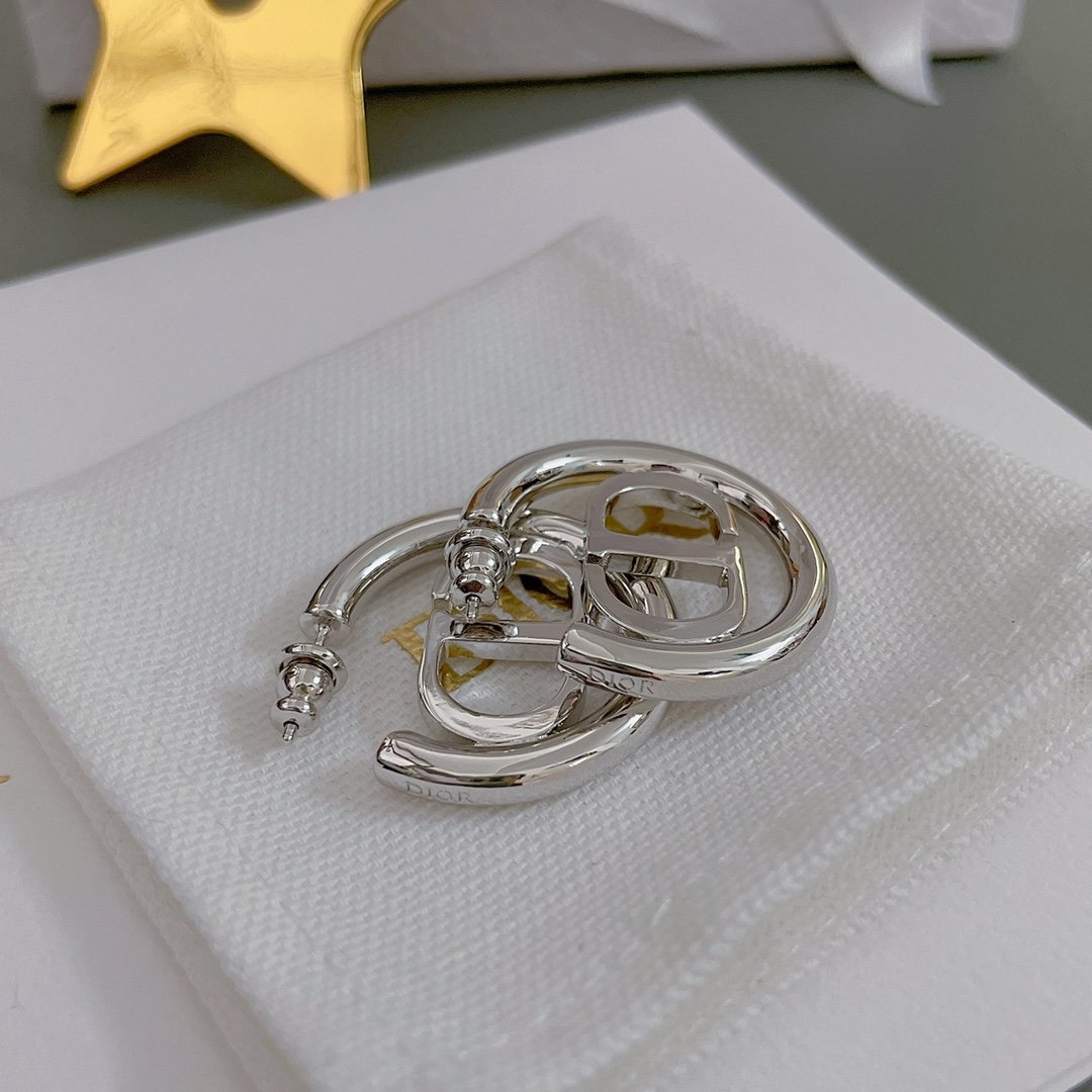 我们出品d圆环cd耳钉Z36002023早春系列最新款️️首家现货闭眼冲一致官网黄铜材质很简约的金属耳钉