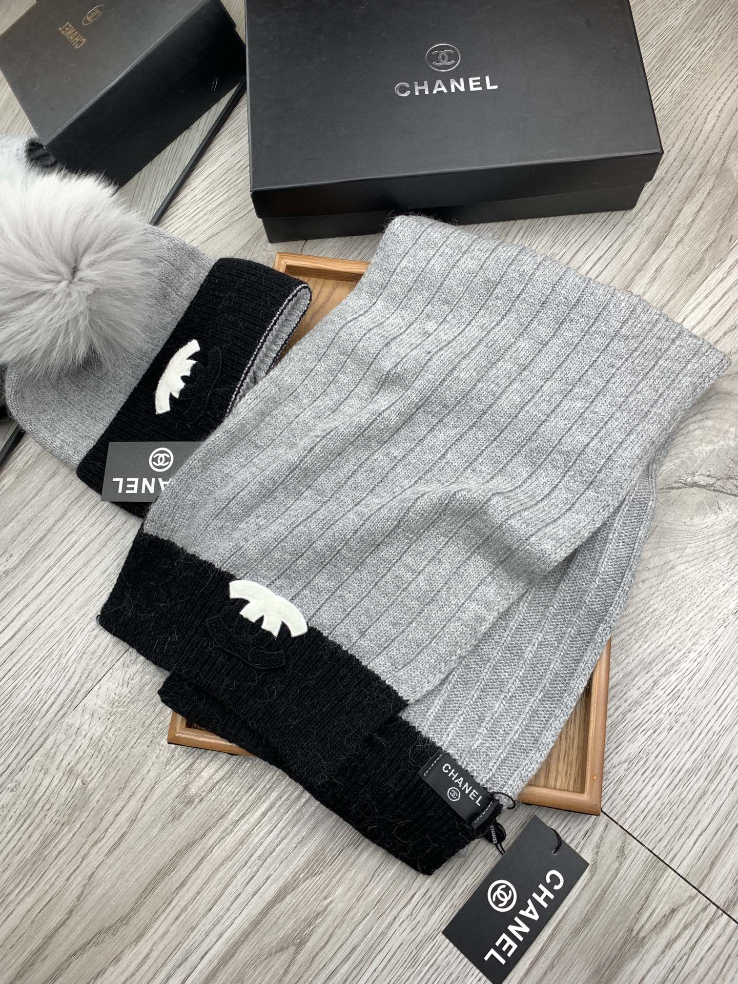 🌹。C家。【羊毛套装帽子-带狐狸毛球】经典套装帽子！帽子➕围巾！材质：70%羊毛➕30%兔毛。暖暖哒超级舒服～冬日小姐姐