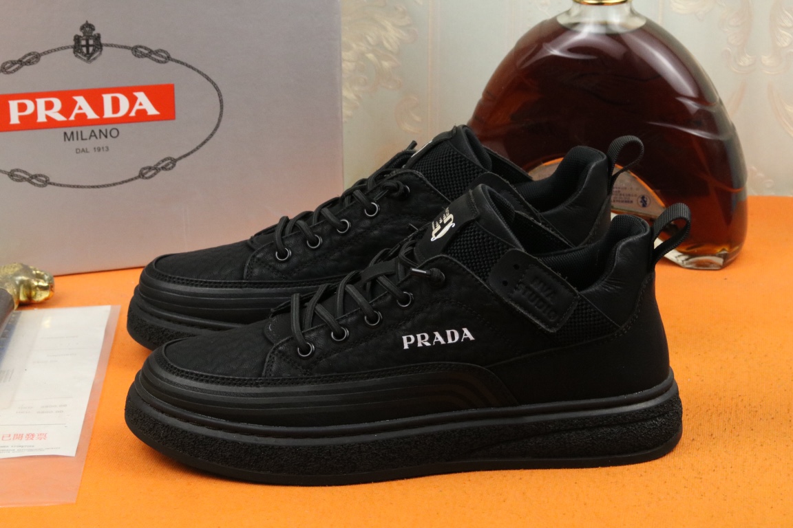 I5 高品质Prada 普拉达 上市著名奢侈品牌,专柜同步更新,意大利男鞋时尚杂志季刊封面主推款鞋面采用意大利进口头层磨砂牛皮,舒适透气内里.原版防滑橡胶大底,上脚舒适有型. 细节无可挑剔.码数38-43
