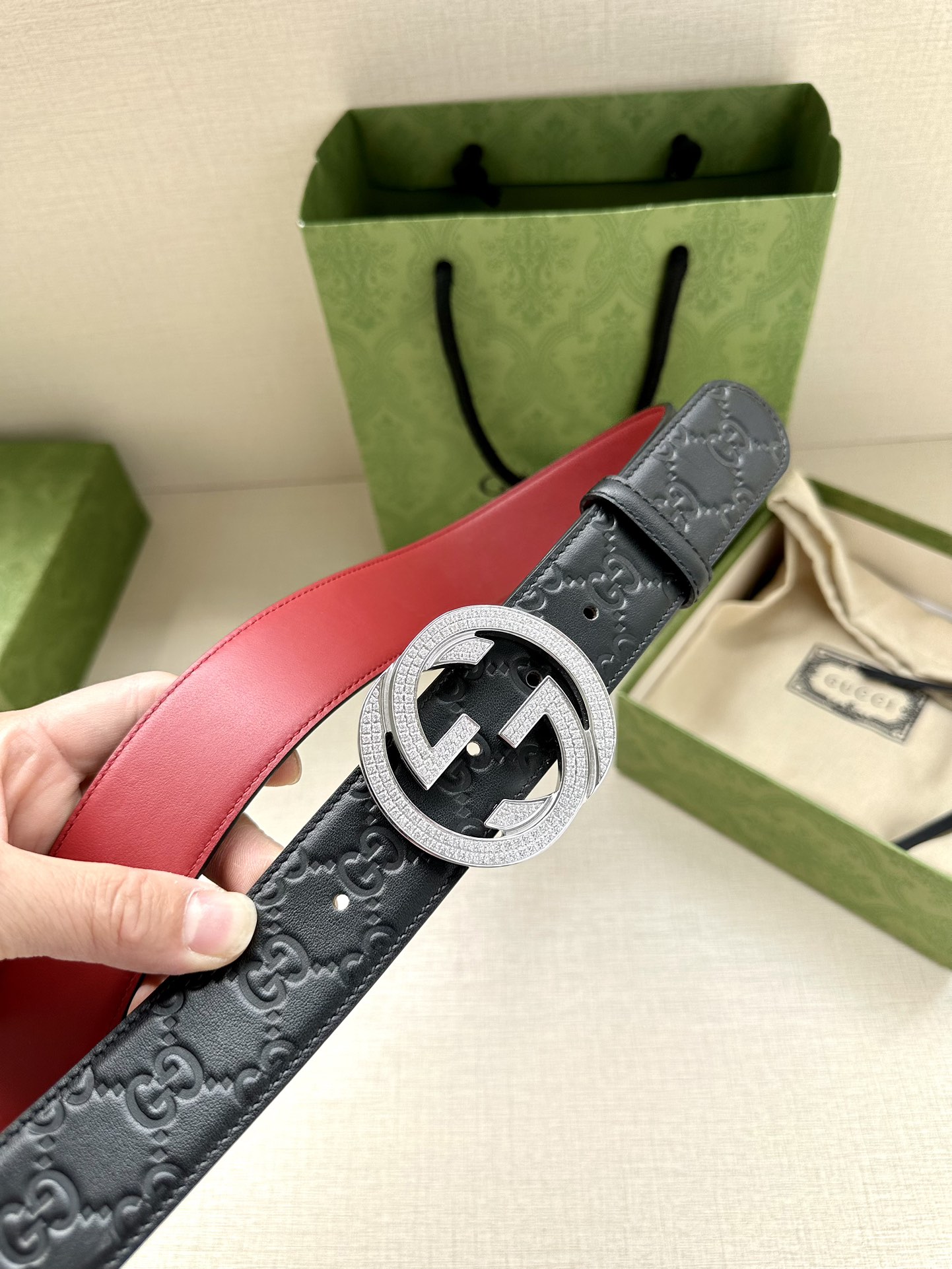 带宽3.8cmGUCCI互扣式双G原单镶钻钢扣腰带采用热压印技术的GucciSignature皮革精制而