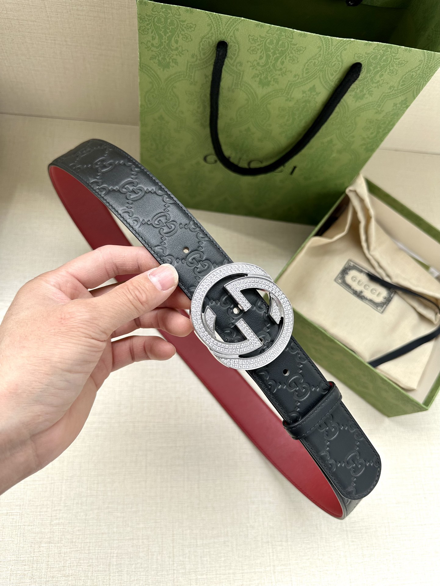 带宽3.8cmGUCCI互扣式双G原单镶钻钢扣腰带采用热压印技术的GucciSignature皮革精制而