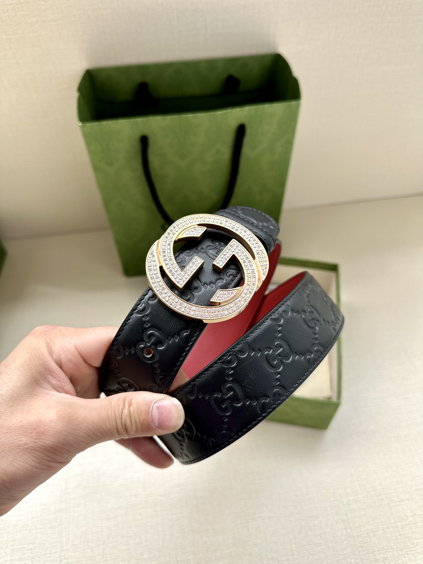 带宽3.8cmGUCCI互扣式双G原单镶钻钢扣腰带采用热压印技术的GucciSignature皮革精制而