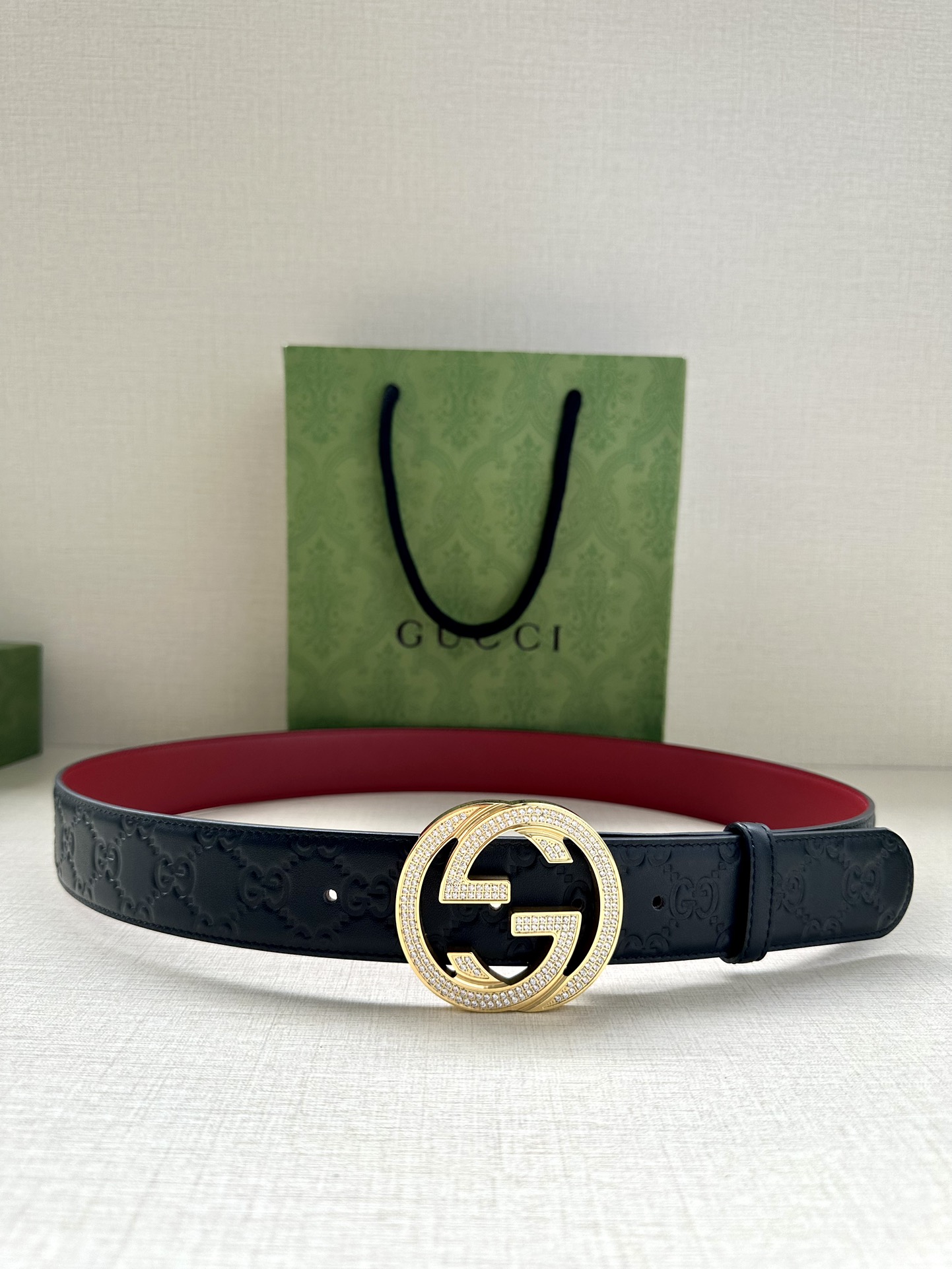 带宽3.8cmGUCCI互扣式双G原单镶钻钢扣腰带采用热压印技术的GucciSignature皮革精制而