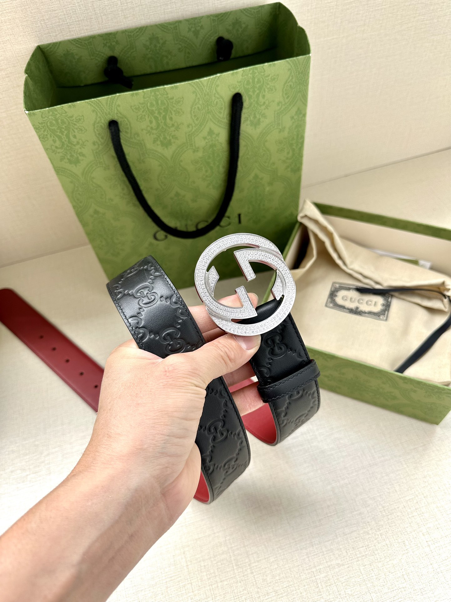 带宽3.8cmGUCCI互扣式双G原单镶钻钢扣腰带采用热压印技术的GucciSignature皮革精制而