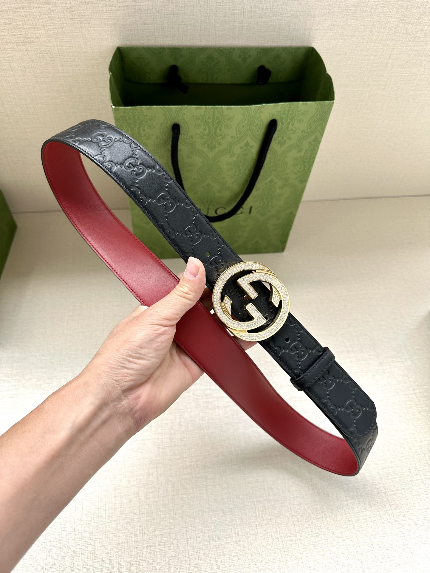 带宽3.8cmGUCCI互扣式双G原单镶钻钢扣腰带采用热压印技术的GucciSignature皮革精制而