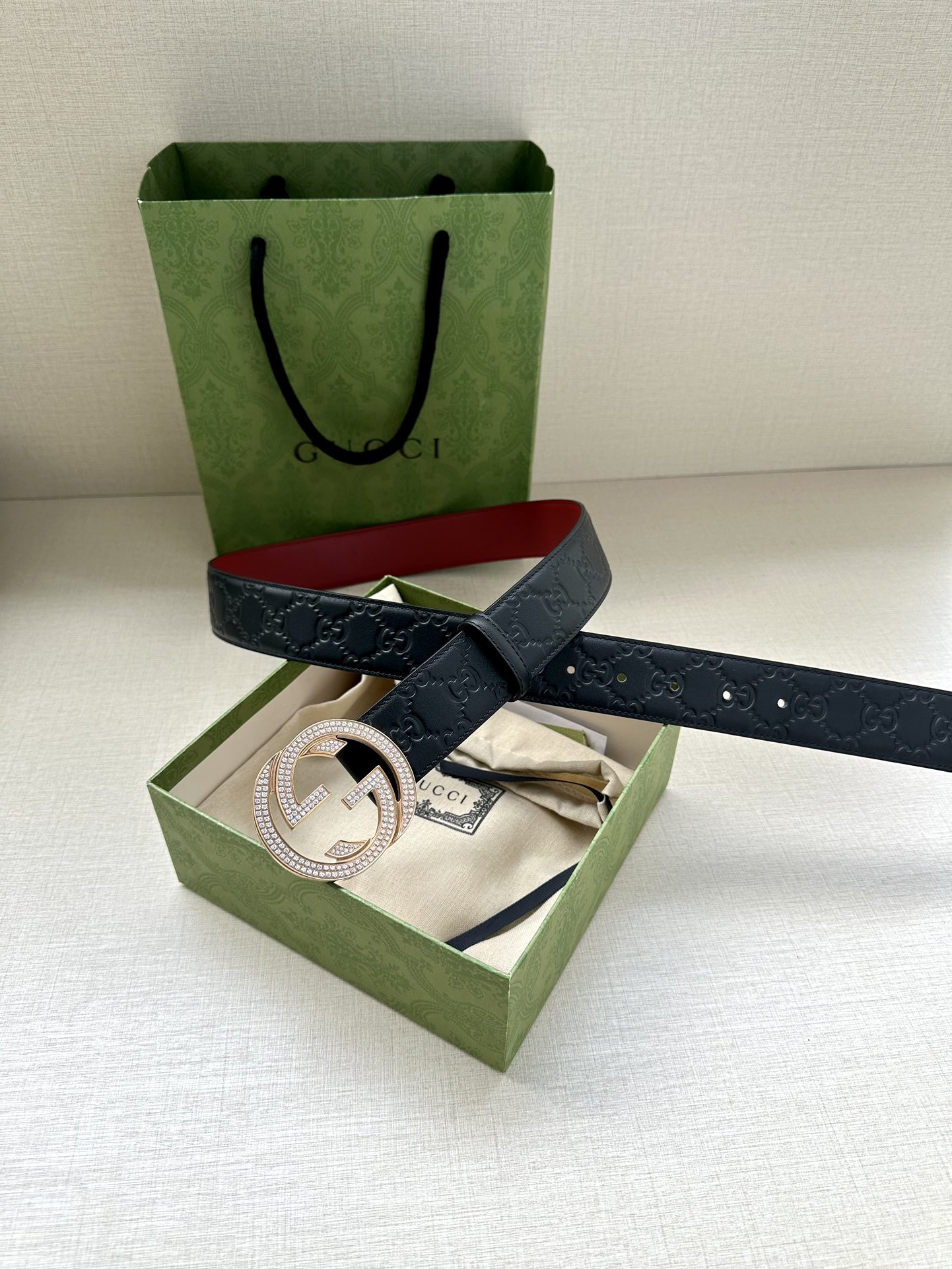 带宽3.8cmGUCCI互扣式双G原单镶钻钢扣腰带采用热压印技术的GucciSignature皮革精制而