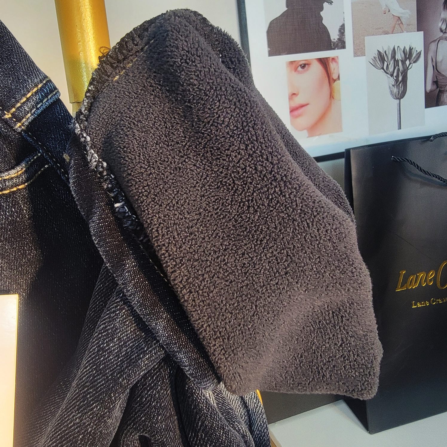 High-Quality Thick Velvet Jeans by CELINE 2022 with Excellent Layout and Handbag Options - 图片 6