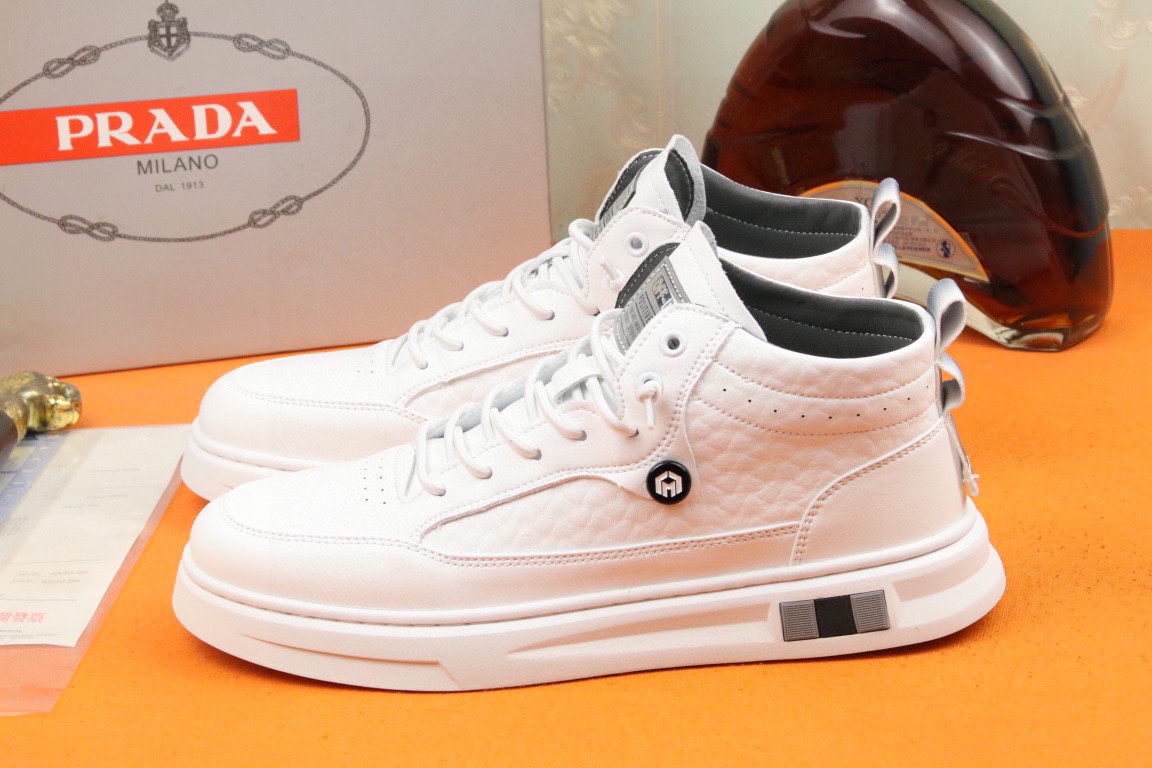 I5 高品质Prada 普拉达 上市著名奢侈品牌,专柜同步更新,意大利男鞋时尚杂志季刊封面主推款鞋面采用意大利进口头层牛皮,舒适羊皮内里.原版防滑橡胶大底,上脚舒适有型. 细节无可挑剔.码数38-43