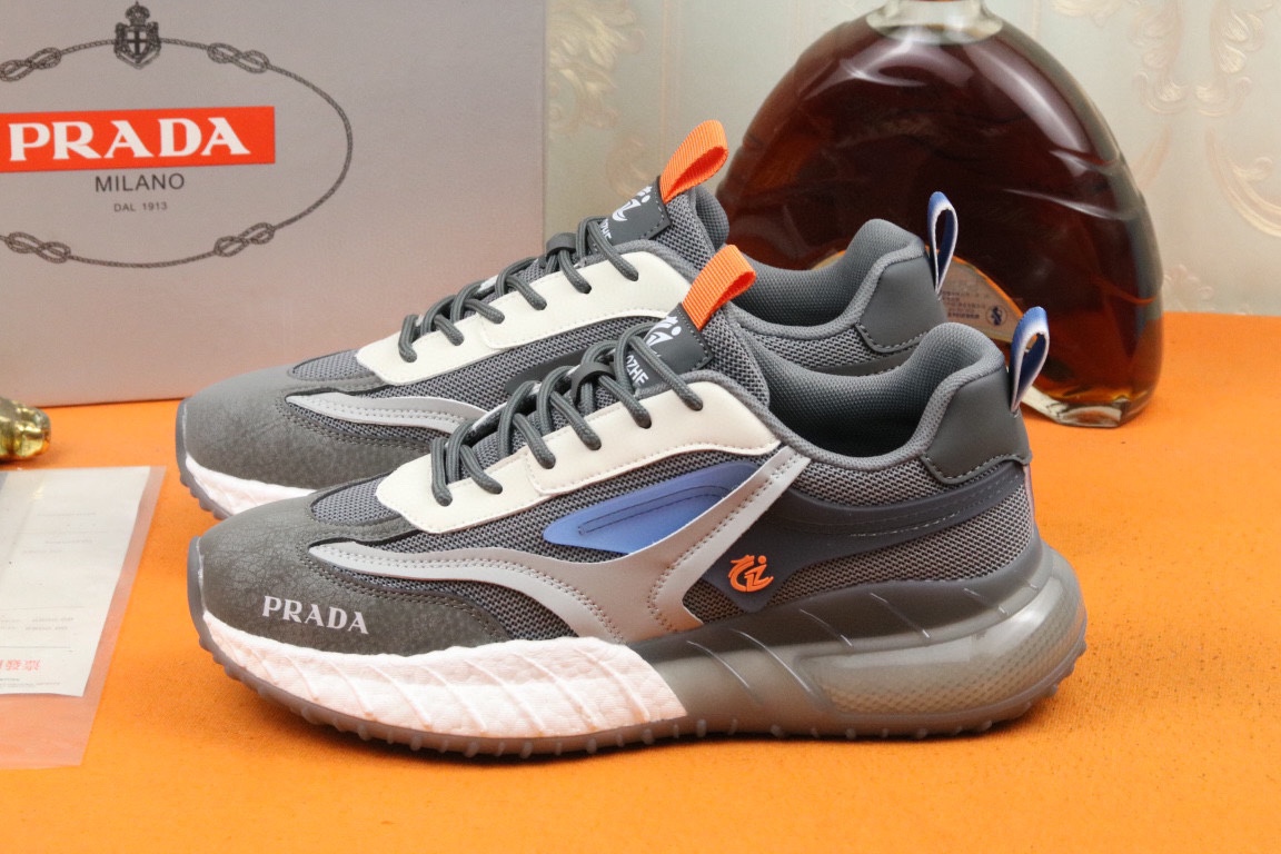 I5 高品质Prada 普拉达 上市著名奢侈品牌,专柜同步更新,意大利男鞋时尚杂志季刊封面主推款鞋面采用意大利进口头层牛皮拼接网布制作,舒适透气内里.原版轻质发泡气垫大底,上脚舒适有型. 细节无可挑剔.码数38-43