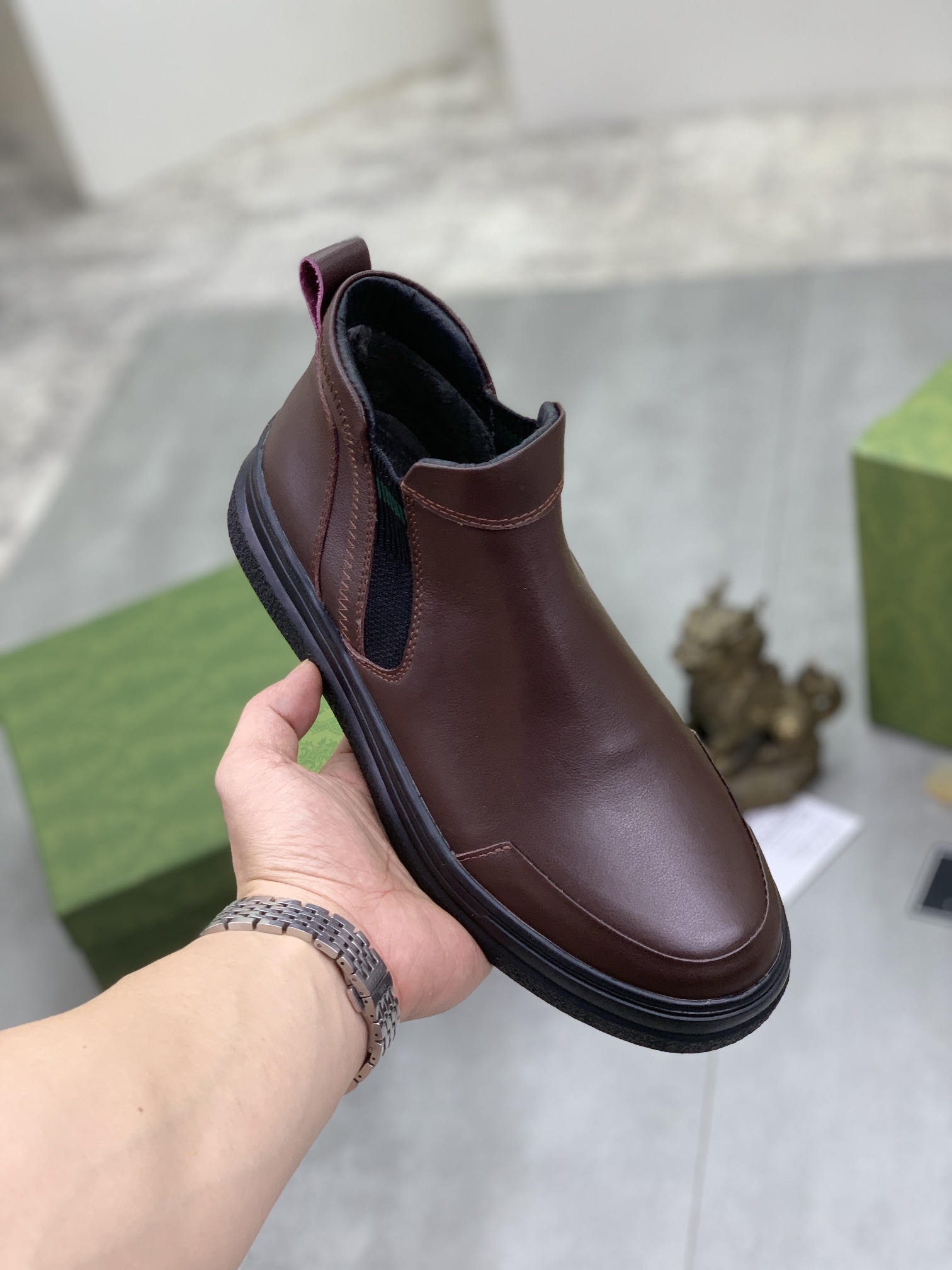 J0 绒里爆款Gucci  古奇 高帮男鞋高端品牌，鞋面采用意大利进口头层牛皮保暖绒里内里垫脚制作，让行走更加便捷舒适，惊世之作打造时尚个性衬托你的与众不同打造时尚个性衬托你的与众不同潮男必备!经典超富弹力橡胶配爆米花大底，数码 38-45 棕色选”},”imgsSrc”:[“https://xcimg.szwego.com/20226/i1666716482_9_0.jpg?imageView2/2/format/jpg/q/