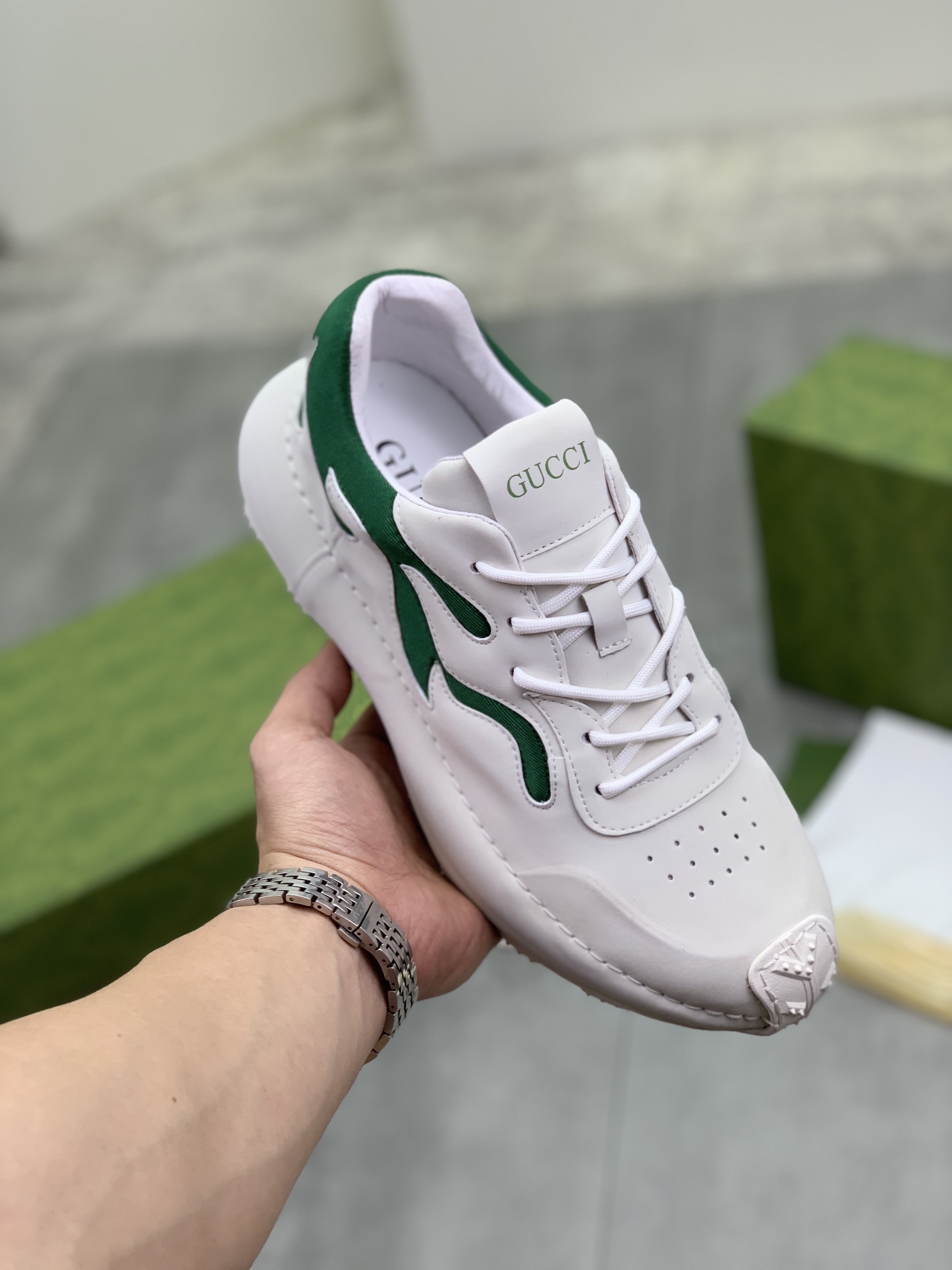 牛皮内里 顶级品质 老爹鞋 Gucci  古奇  男鞋抢先上市，材料做工完胜市场所有版本 最高品质进口原版顶级牛皮鞋面拼接，内里材料采用全头层牛皮内里，私模软质TPU橡胶舒适大底，上脚舒适度高。实物拍摄，进口专用材料凸显品牌独特魅力 3色可选 码数；38-44