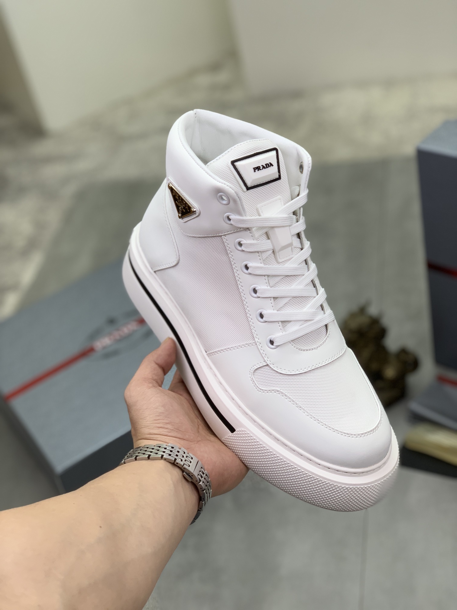 L5 高品质牛里Prada 普拉达 高帮男鞋官网最上市了1：1复制,香港专柜同步,走秀同台；全部采用进口牛皮配原版材质进口透气面牛皮内里、橡胶大底原版1:1防滑耐磨；着脚舒适、款式耐看,做工精细,配以简洁利落的鞋楦,彰显男人的果敢和硬朗,码数38一44；3色选