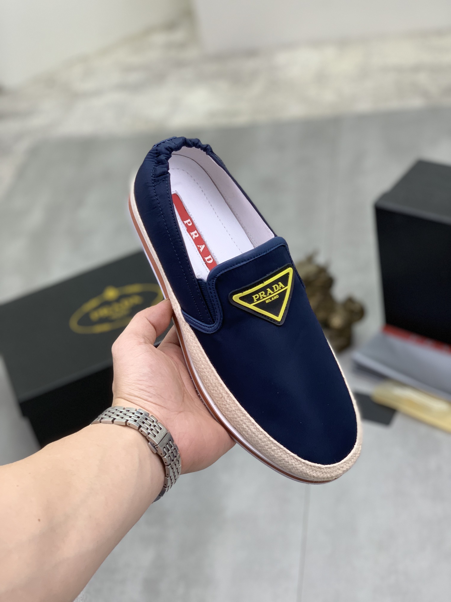 I0 高品质羊里Prada 普拉达 男鞋官网经典最上市了1：1复制,香港专柜同步,走秀同台；全部采用进口材质进口柔软舒适羊皮内里、橡胶大底原版1:1防滑耐磨；着脚舒适、款式耐看,做工精细,配以简洁利落的鞋楦,彰显男人的果敢和硬朗,码数38一44；黑色 蓝色 颜色选