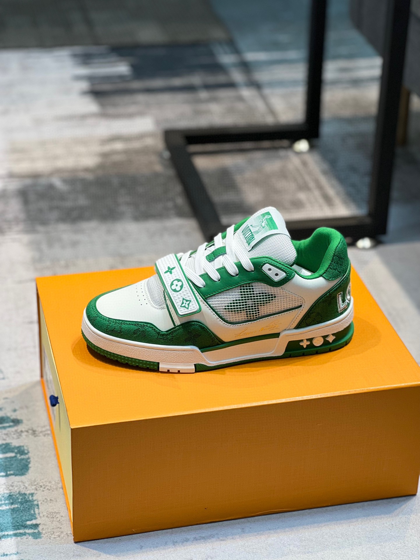 2022爆款情侣款顶级版本原版复刻Louis Vuitton LV Trainer ～运动鞋是路易威登艺术总监Virgil Abloh对复古篮球鞋的解读由不同色调打造外底饰有Monogram花卉纹饰侧面有Vuitton标识 牛皮垫脚网布内里,脚感超舒适.原厂特供原版双色TPU组合大底.固特异缝合锁边 s原版包装标准码男款35-45